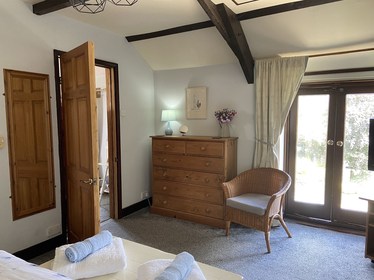 Foxglove Barn, South Brent, Dartmoor National Park. Walking location, electric fire, hot tub, rural.