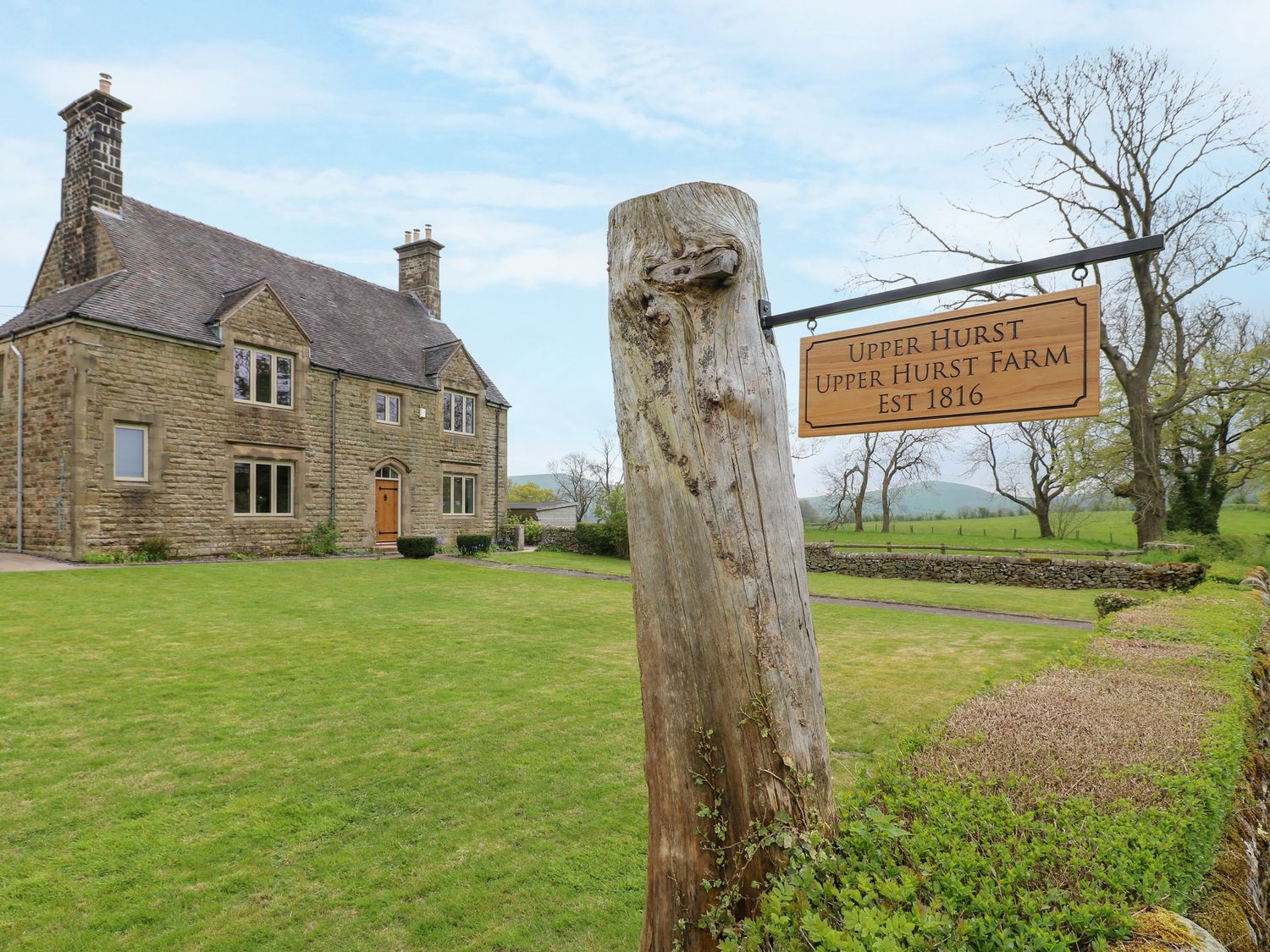 Upper Hurst Farmhouse nr Hartington, Staffordshire. Hot tub. Scenic views. EV charging. Close to pub