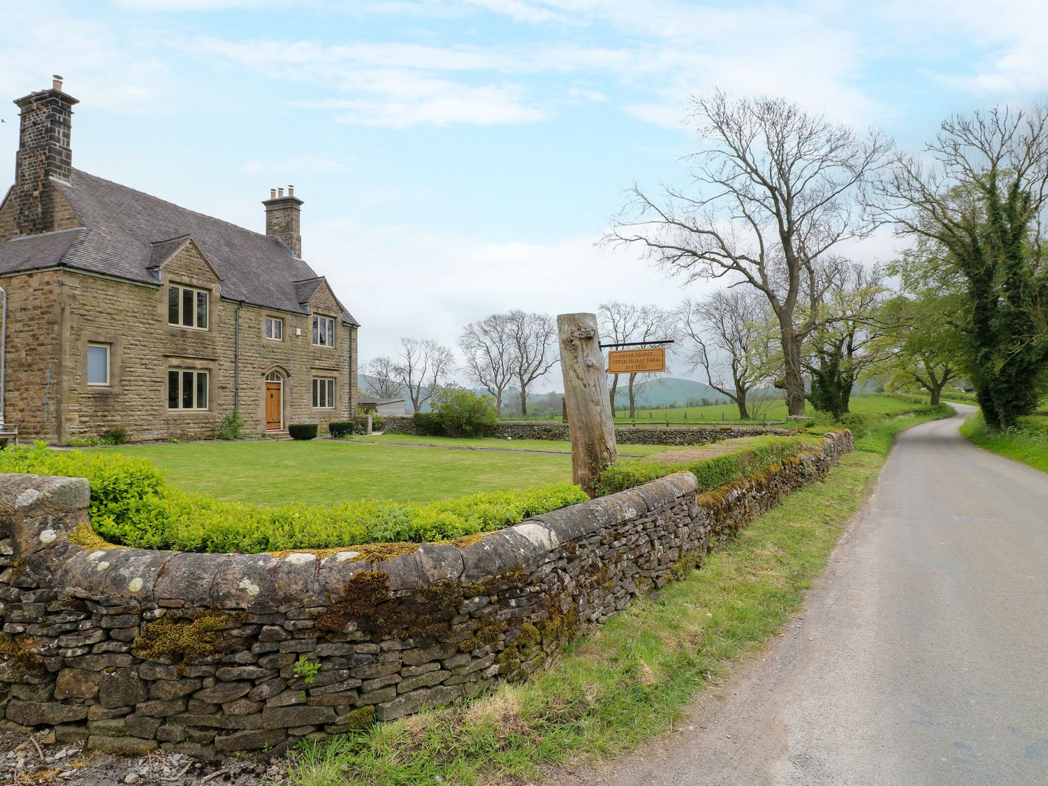 Upper Hurst Farmhouse nr Hartington, Staffordshire. Hot tub. Scenic views. EV charging. Close to pub