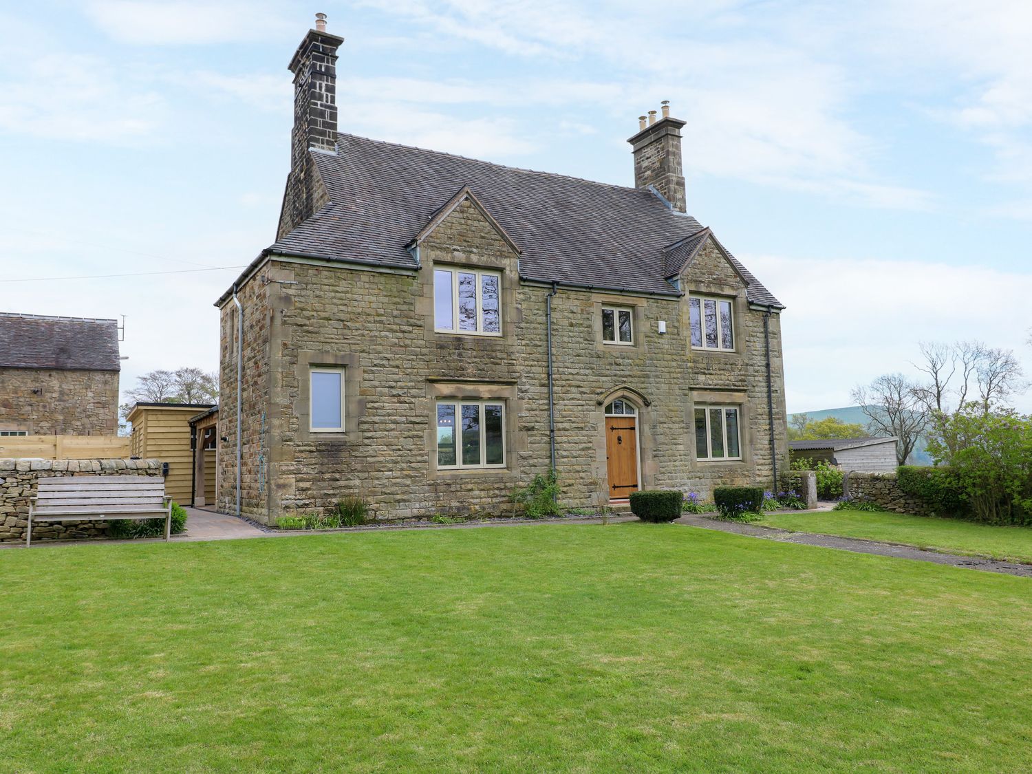 Upper Hurst Farmhouse nr Hartington, Staffordshire. Hot tub. Scenic views. EV charging. Close to pub