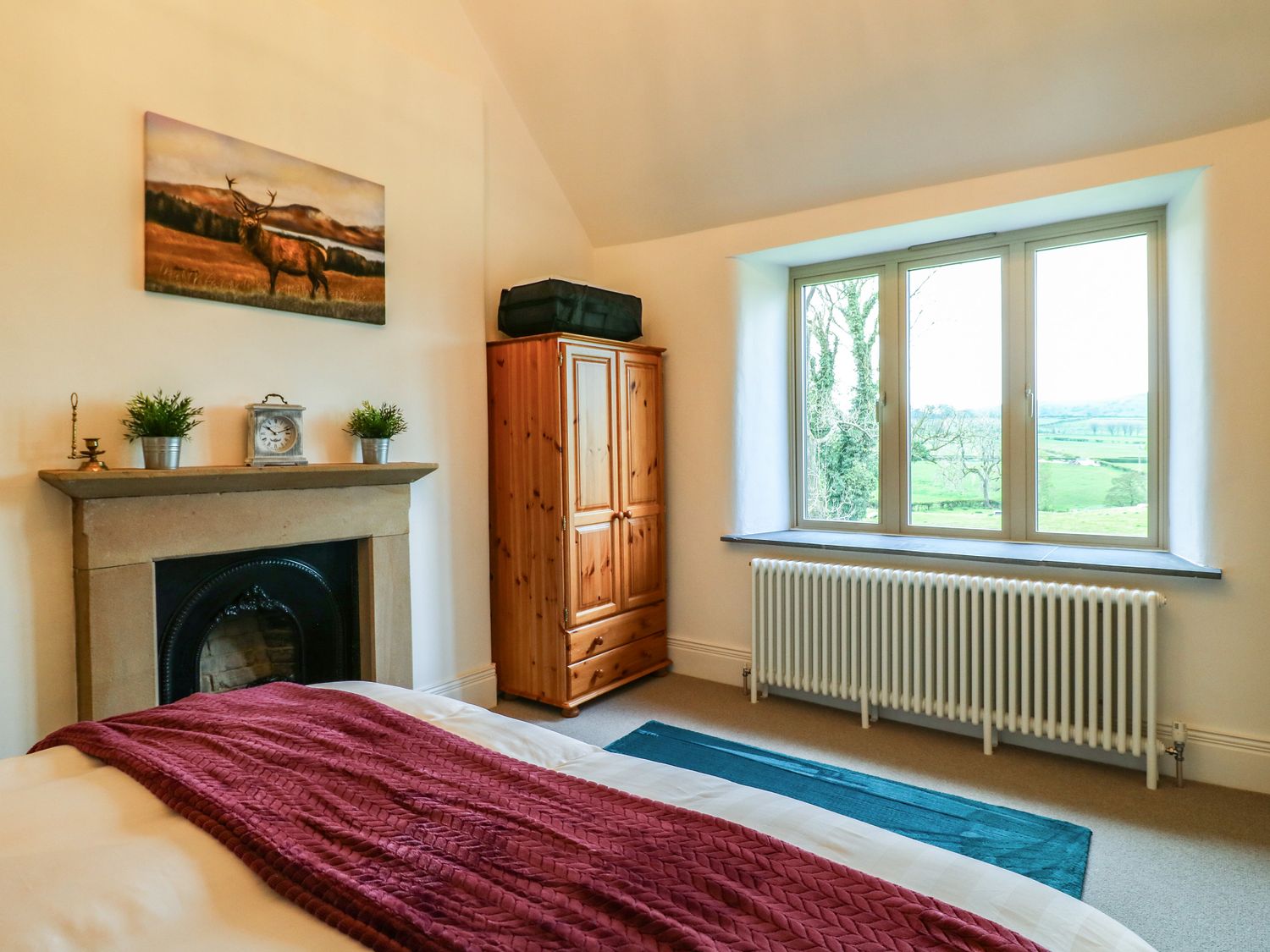 Upper Hurst Farmhouse nr Hartington, Staffordshire. Hot tub. Scenic views. EV charging. Close to pub