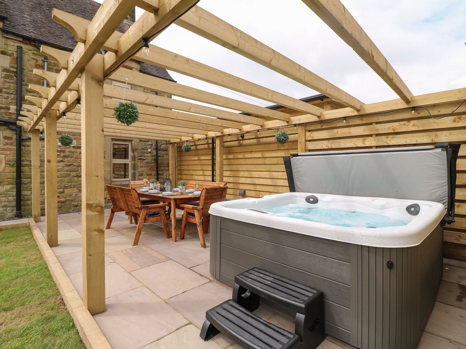 Upper Hurst Farmhouse nr Hartington, Staffordshire. Hot tub. Scenic views. EV charging. Close to pub