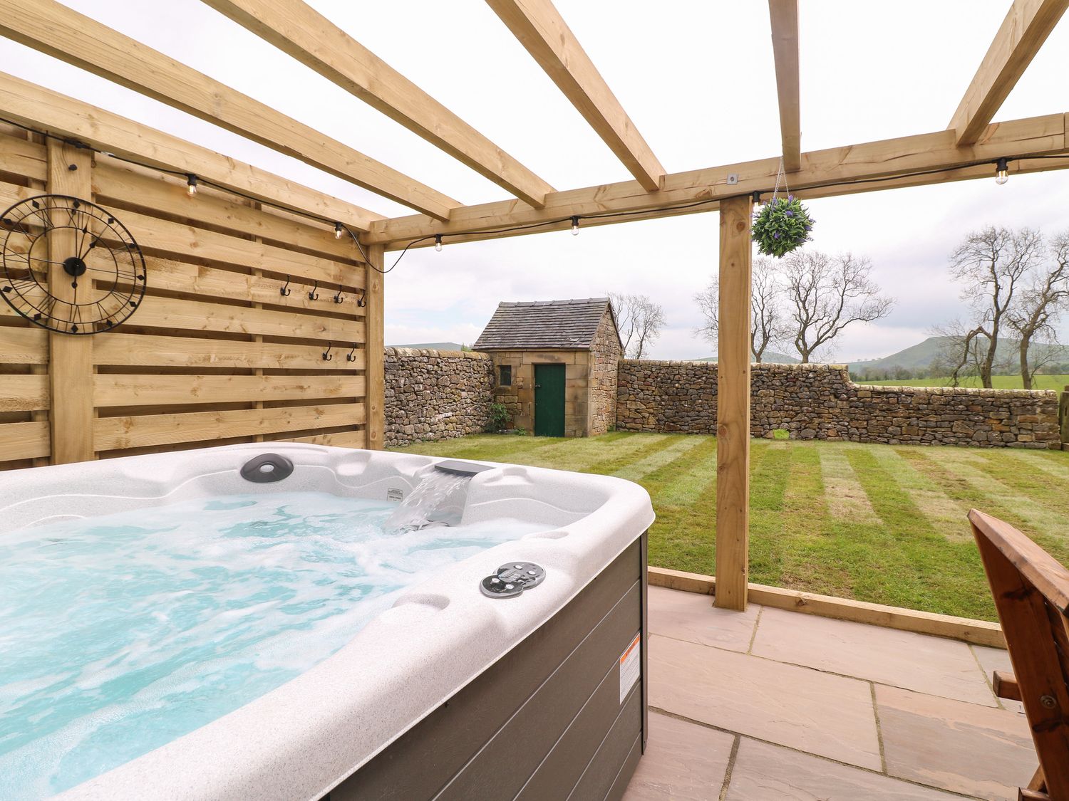 Upper Hurst Farmhouse nr Hartington, Staffordshire. Hot tub. Scenic views. EV charging. Close to pub