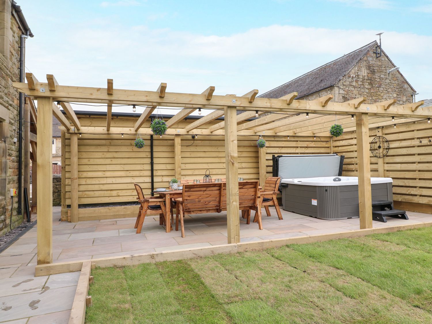 Upper Hurst Farmhouse nr Hartington, Staffordshire. Hot tub. Scenic views. EV charging. Close to pub