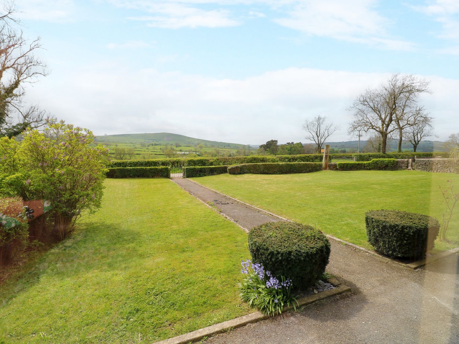 Upper Hurst Farmhouse nr Hartington, Staffordshire. Hot tub. Scenic views. EV charging. Close to pub