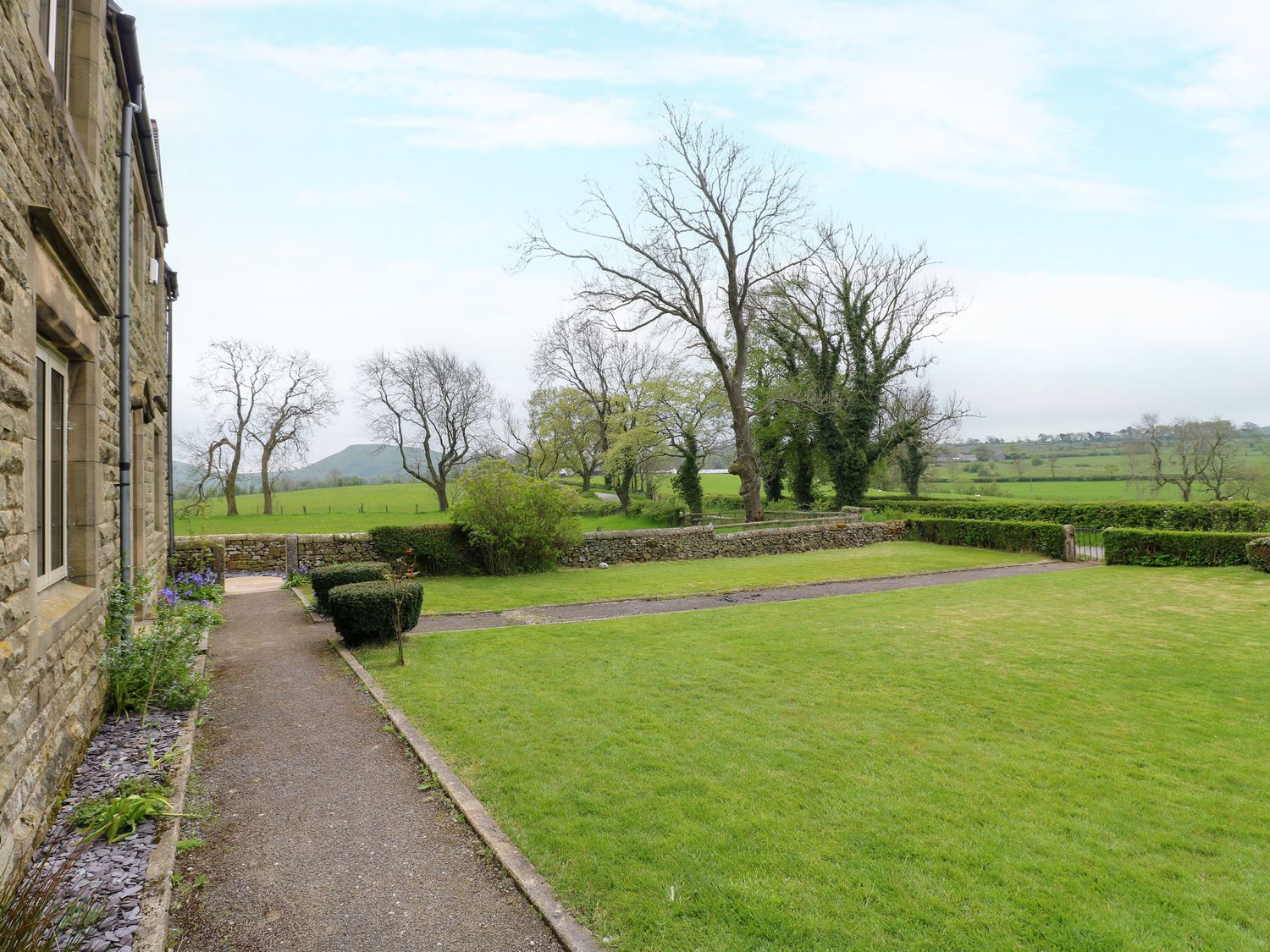 Upper Hurst Farmhouse nr Hartington, Staffordshire. Hot tub. Scenic views. EV charging. Close to pub