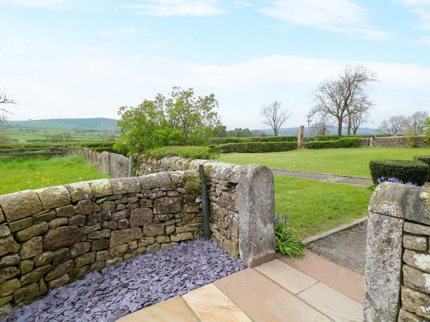 Upper Hurst Farmhouse nr Hartington, Staffordshire. Hot tub. Scenic views. EV charging. Close to pub