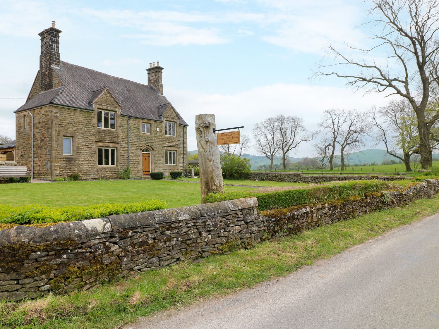 Upper Hurst Farmhouse nr Hartington, Staffordshire. Hot tub. Scenic views. EV charging. Close to pub