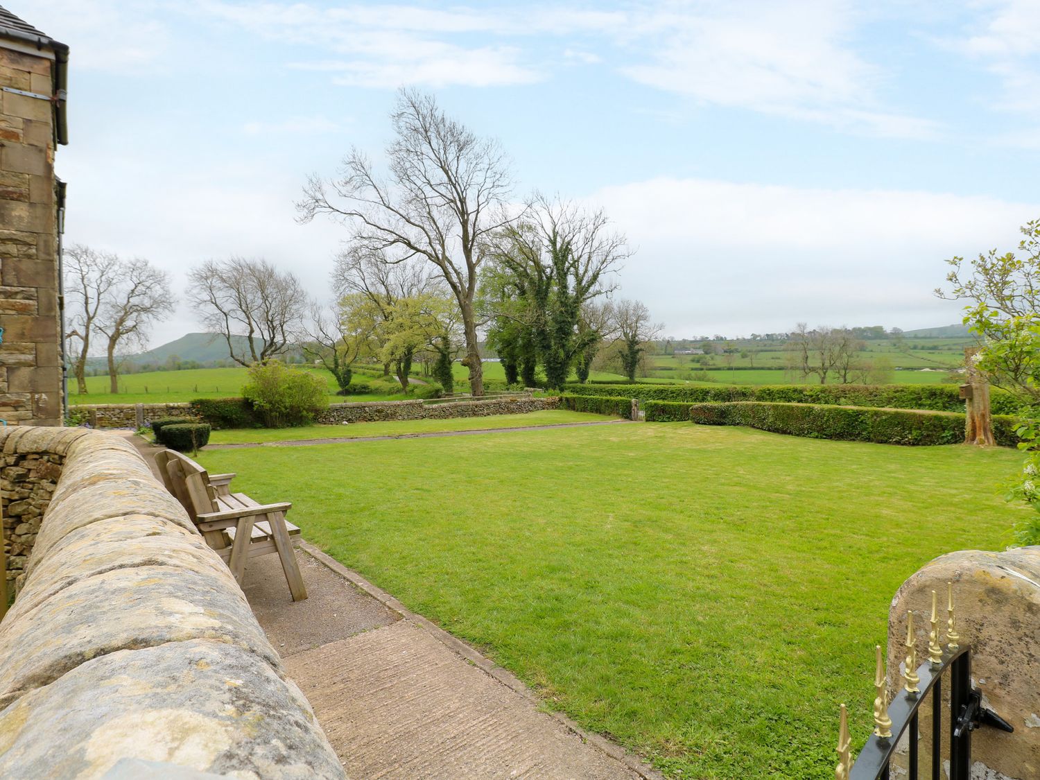 Upper Hurst Farmhouse nr Hartington, Staffordshire. Hot tub. Scenic views. EV charging. Close to pub