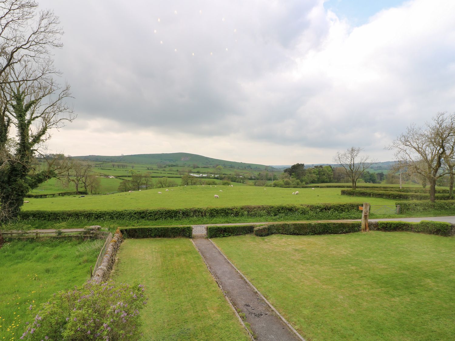 Upper Hurst Farmhouse nr Hartington, Staffordshire. Hot tub. Scenic views. EV charging. Close to pub