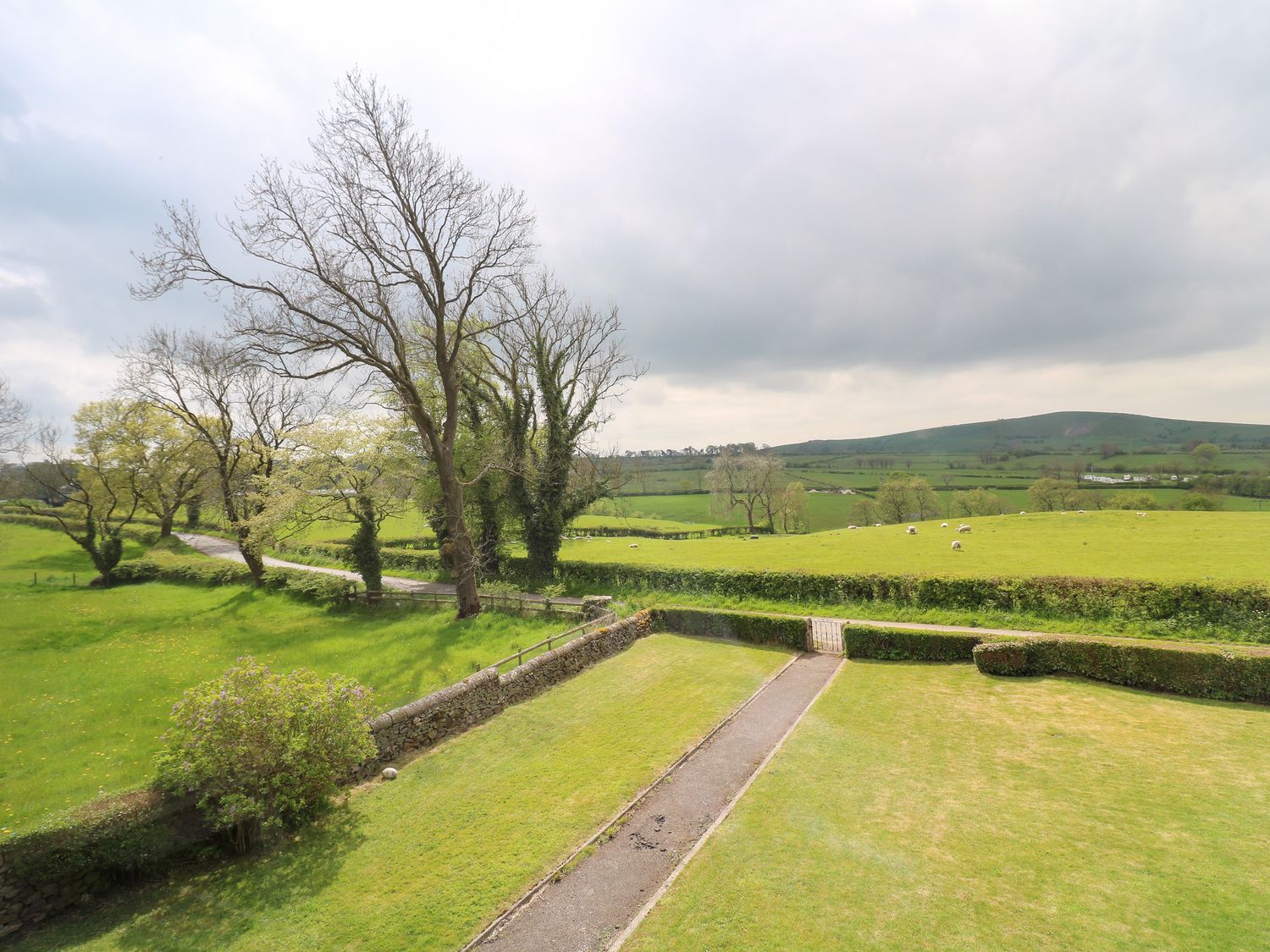 Upper Hurst Farmhouse nr Hartington, Staffordshire. Hot tub. Scenic views. EV charging. Close to pub