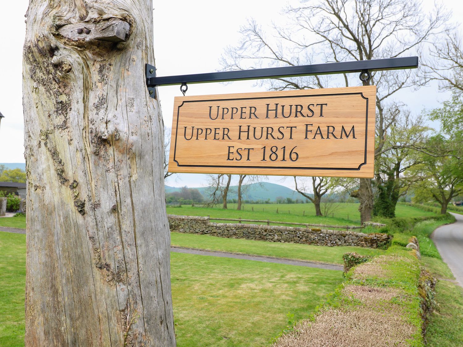 Upper Hurst Farmhouse nr Hartington, Staffordshire. Hot tub. Scenic views. EV charging. Close to pub