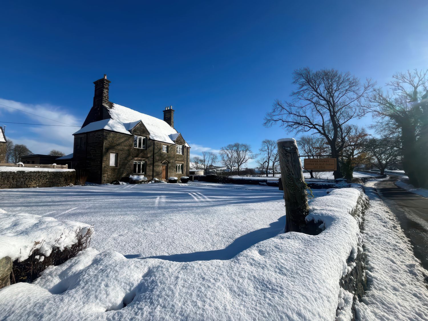 Upper Hurst Farmhouse nr Hartington, Staffordshire. Hot tub. Scenic views. EV charging. Close to pub