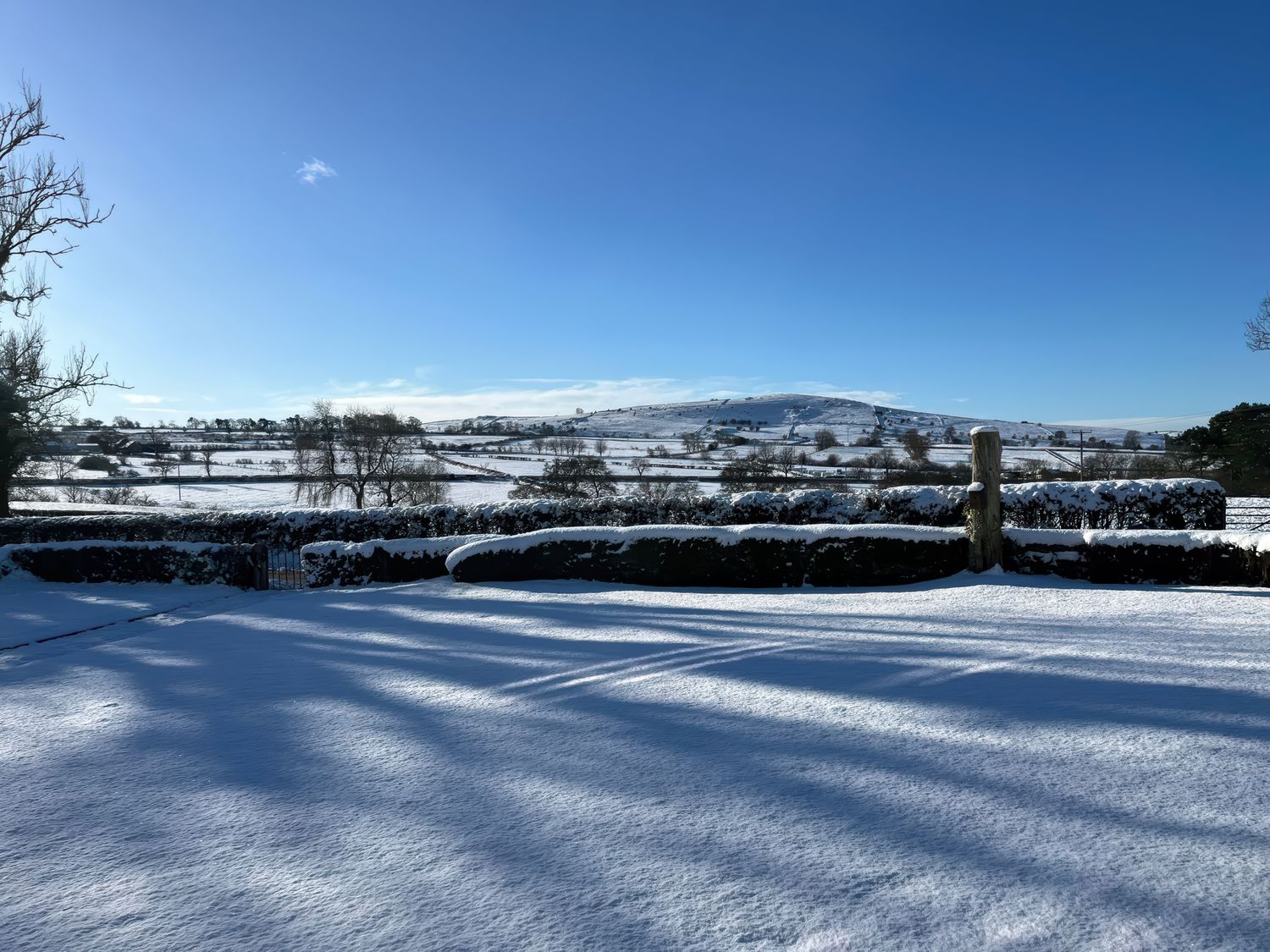 Upper Hurst Farmhouse nr Hartington, Staffordshire. Hot tub. Scenic views. EV charging. Close to pub