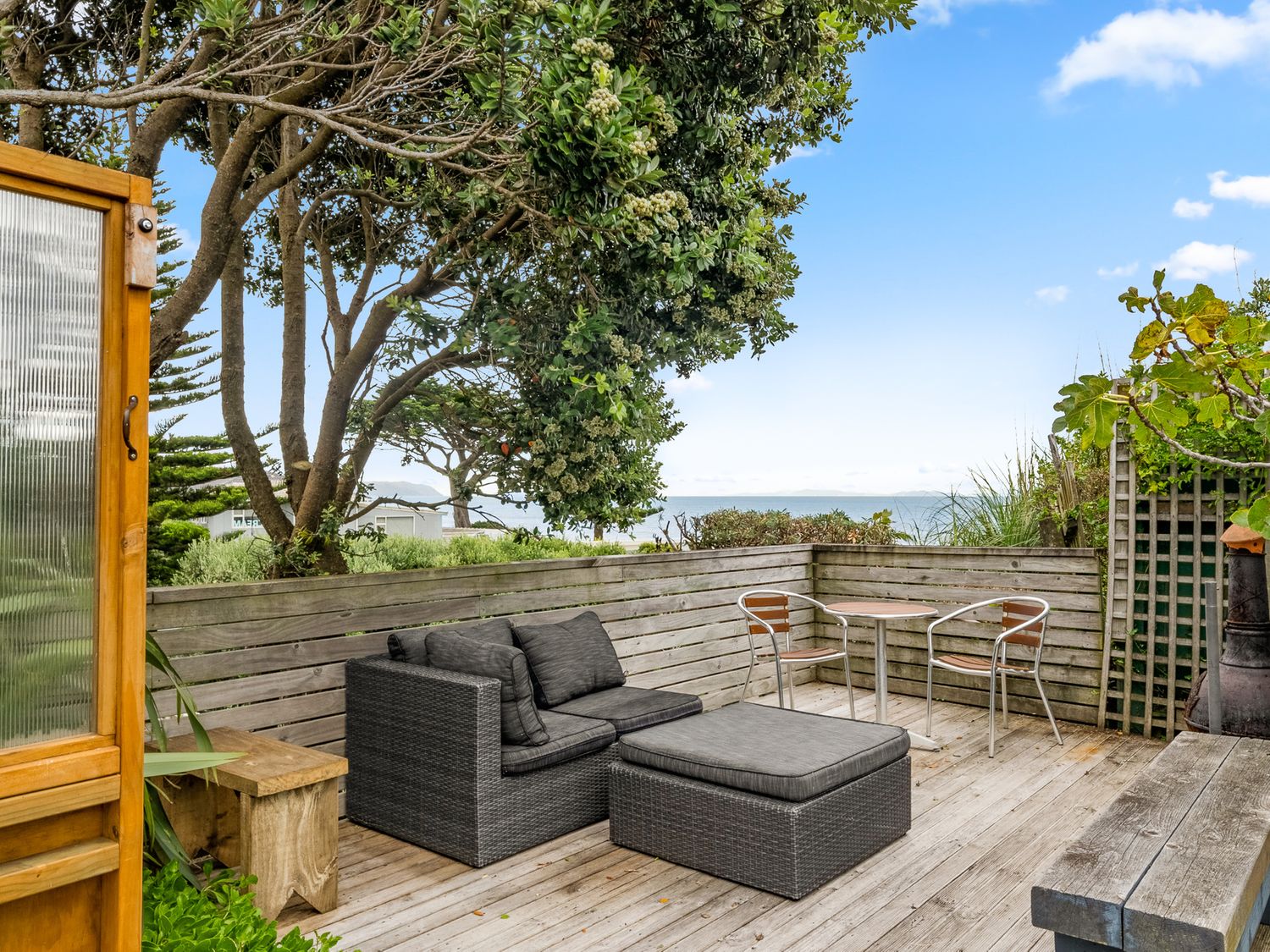 Rosy Retreat - Raumati Beach Holiday Home - Kapiti Coast Accommodation
