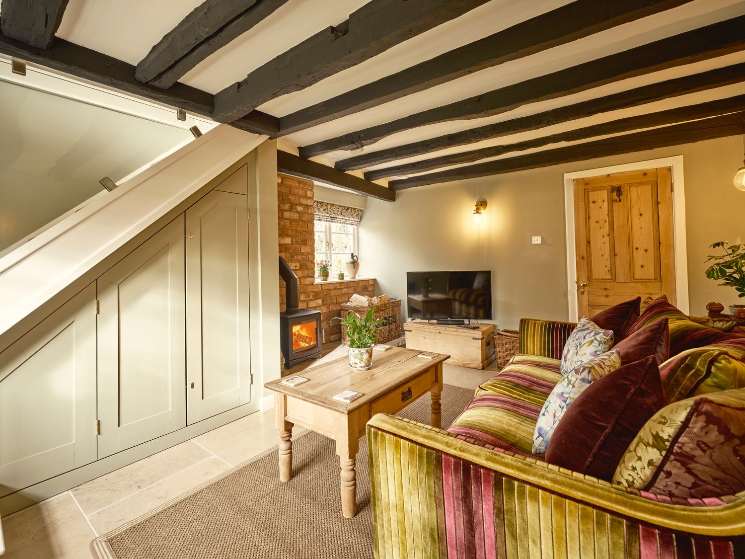 1 Kingswood Cottage in Lapworth, Warwickshire. Romantic. Hot tub. Pet-friendly. Dishwasher. Smart TV