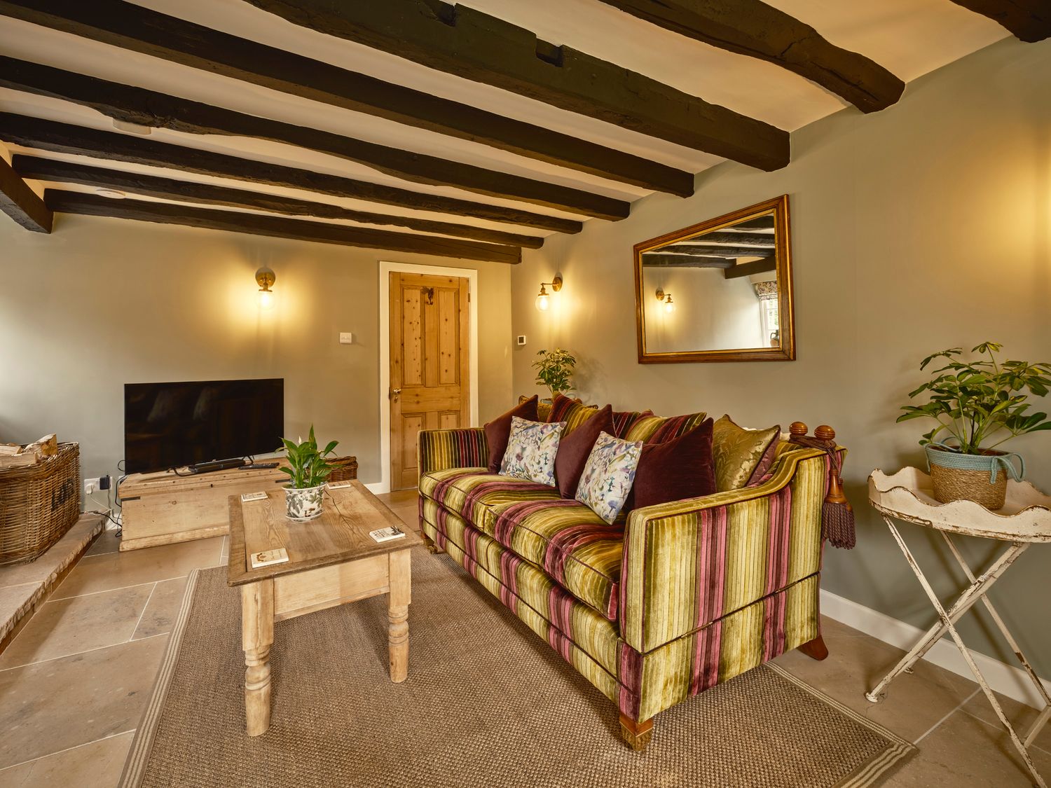 1 Kingswood Cottage in Lapworth, Warwickshire. Romantic. Hot tub. Pet-friendly. Dishwasher. Smart TV