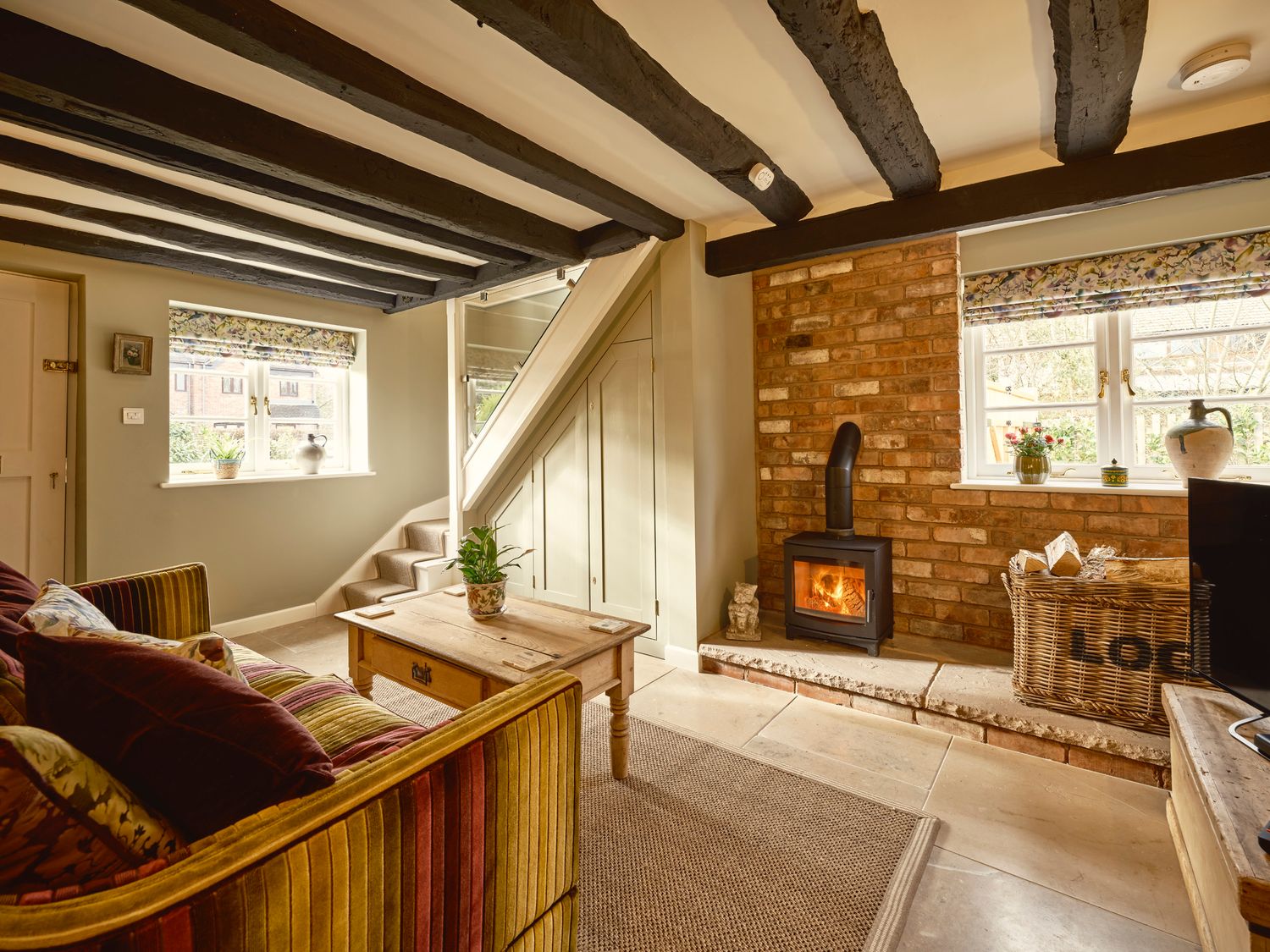 1 Kingswood Cottage in Lapworth, Warwickshire. Romantic. Hot tub. Pet-friendly. Dishwasher. Smart TV