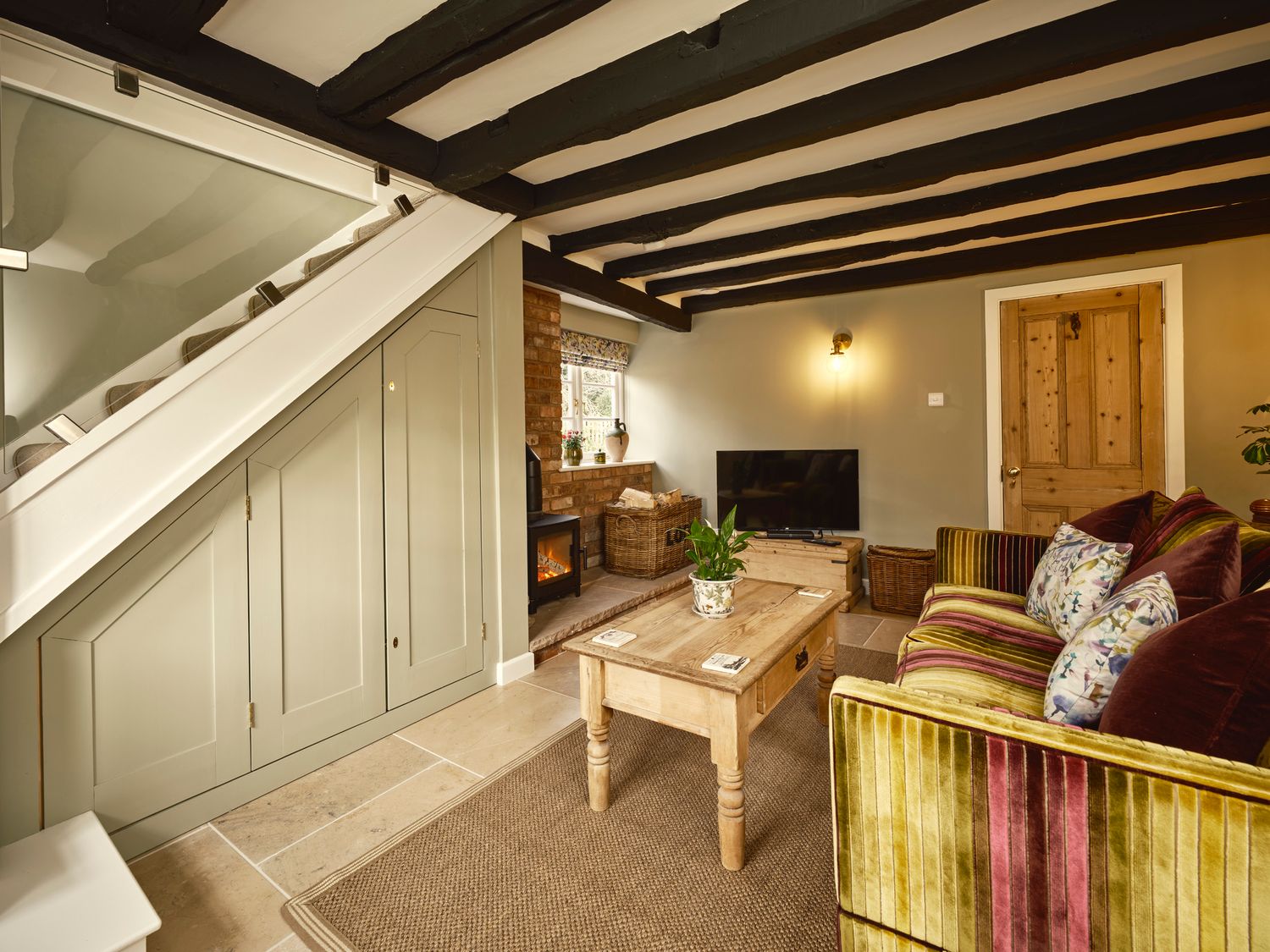 1 Kingswood Cottage in Lapworth, Warwickshire. Romantic. Hot tub. Pet-friendly. Dishwasher. Smart TV