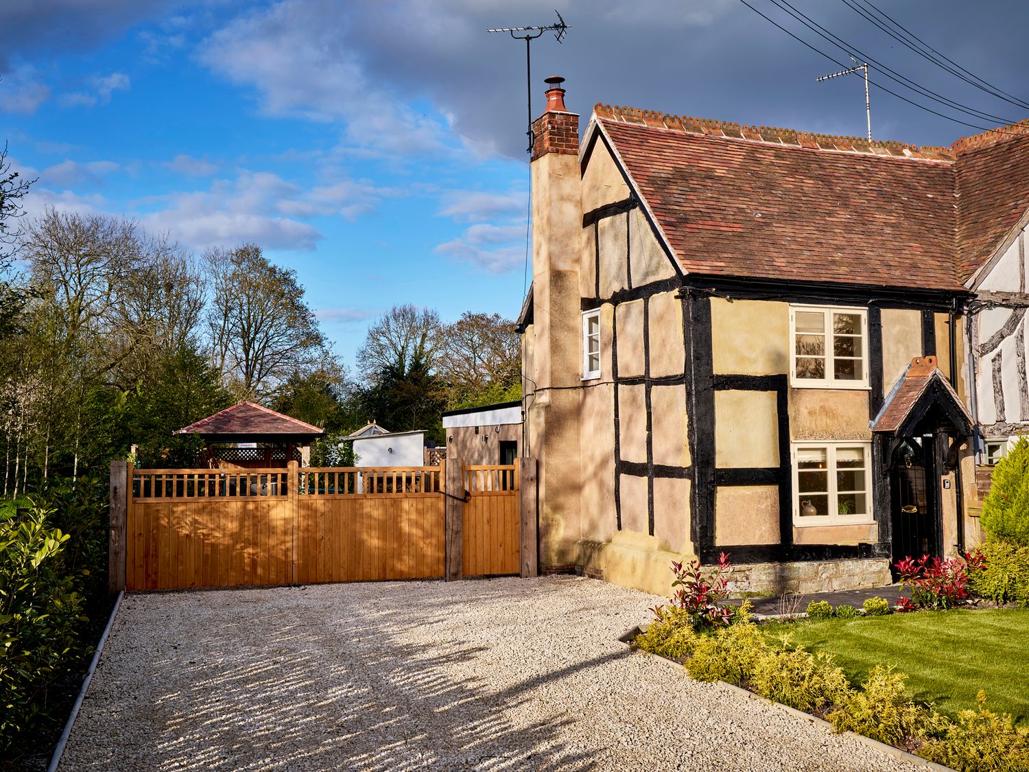 1 Kingswood Cottage in Lapworth, Warwickshire. Romantic. Hot tub. Pet-friendly. Dishwasher. Smart TV