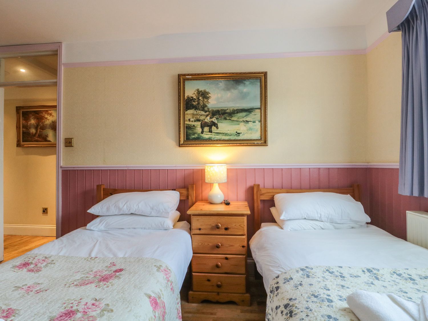 Rose Cottage, in Swanage, Dorset. Pet-friendly. Close to amenities and a beach. Hot tub. In an AONB.