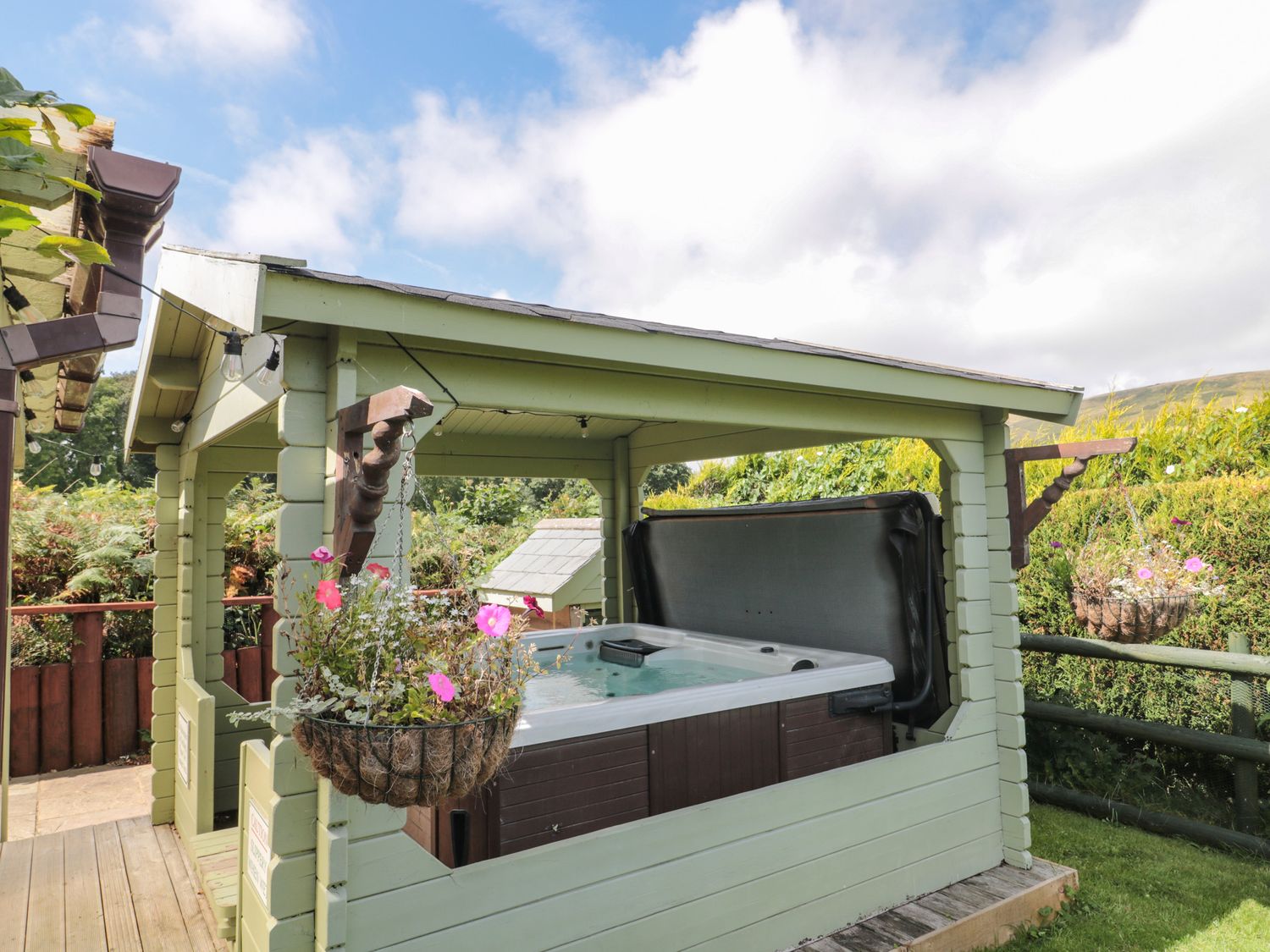 Rose Cottage, in Swanage, Dorset. Pet-friendly. Close to amenities and a beach. Hot tub. In an AONB.
