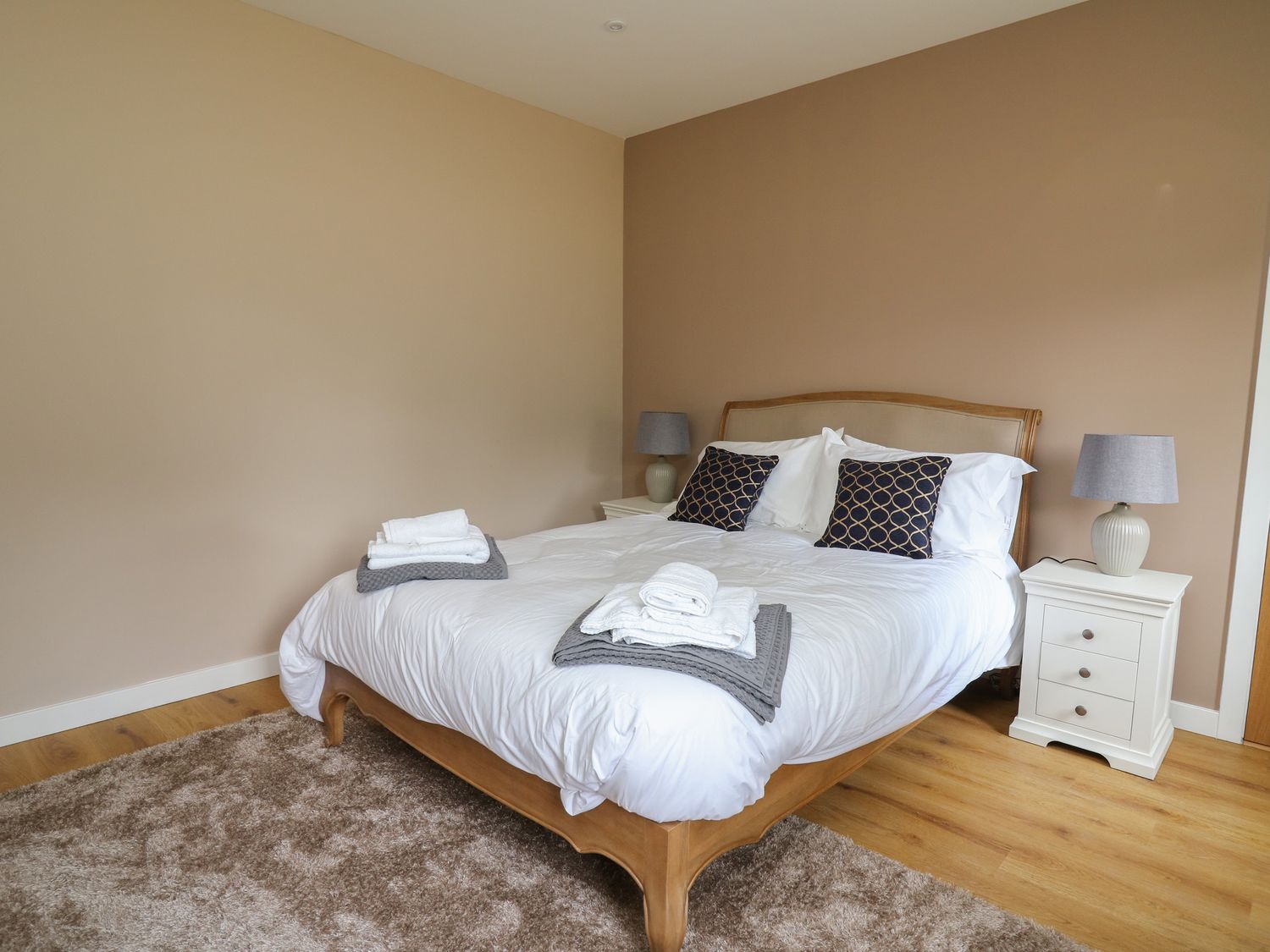 Heritage, in St Clears, Carmarthenshire. Smart TV. Woodburning stove. Off-road parking. Ground-floor