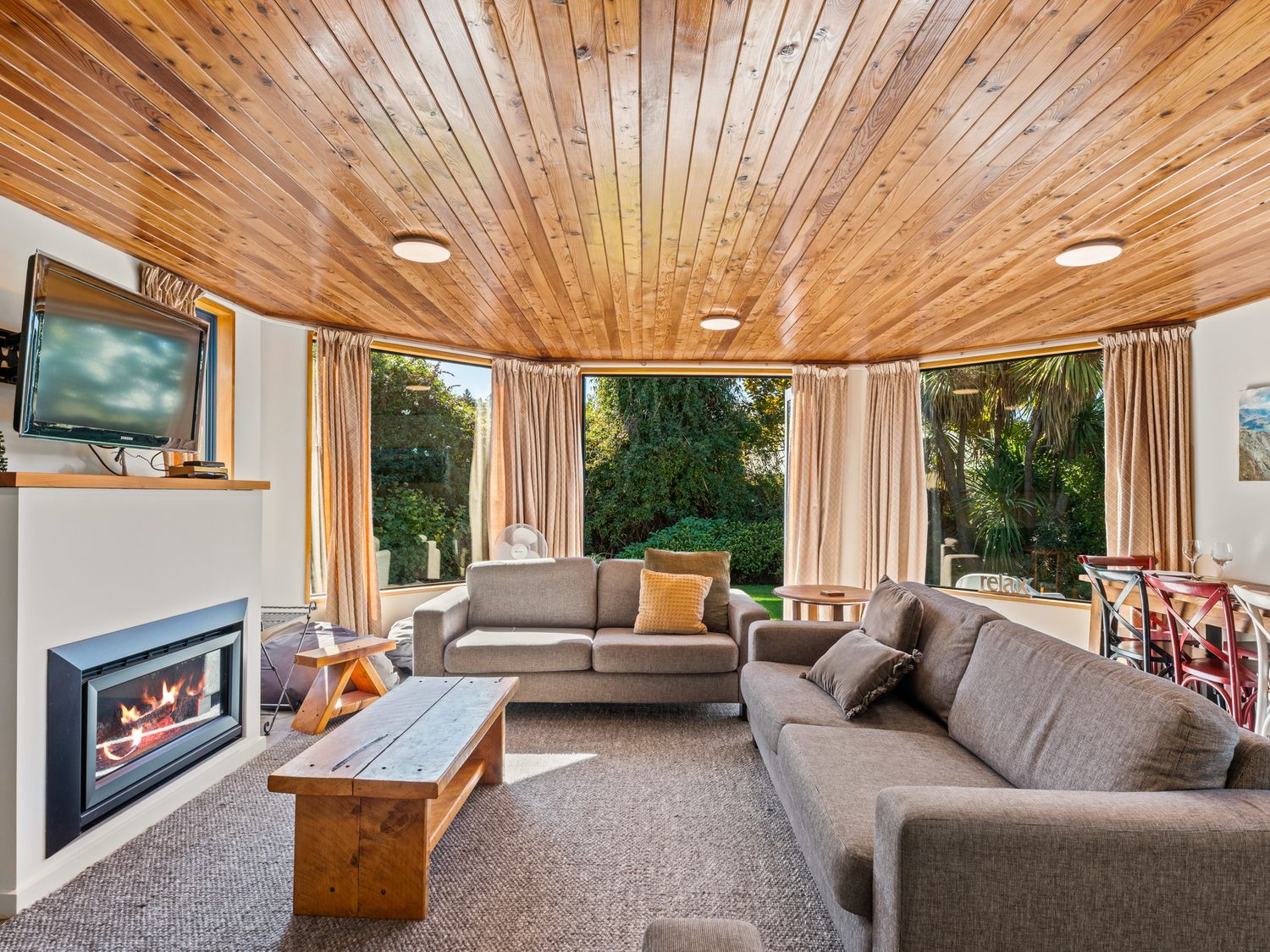 Lakehouse Retreat - Wanaka Holiday Home                     photo 2