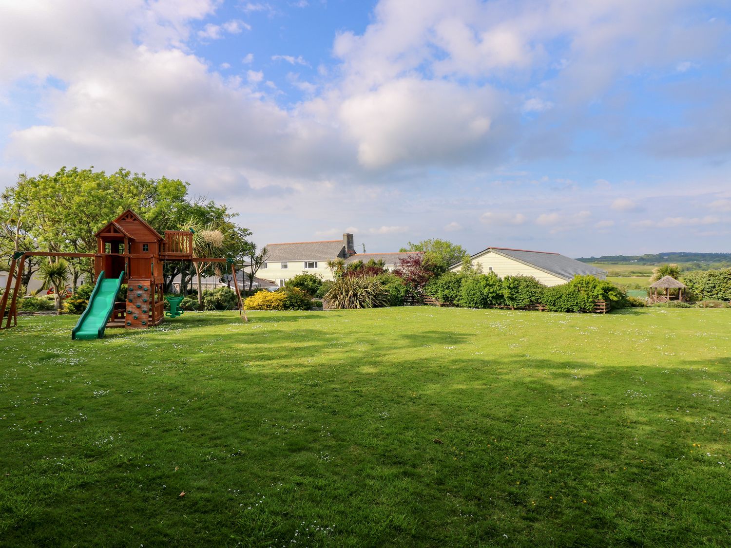 Llawnroc, Mullion, Cornwall, Flatscreen TV, Shared Swimming Pool and Sauna, Sleeps Eight, Dogs, WiFi