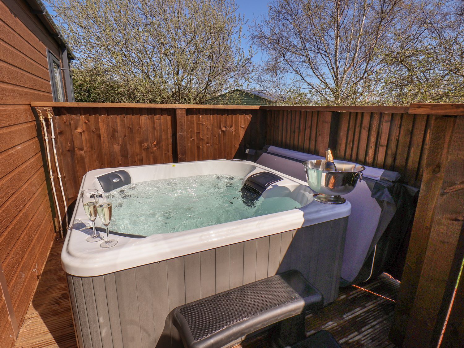 Buttercup Lodge near Runswick Bay near Staithes, North York Moors, off-road parking, hot tub, 2bed