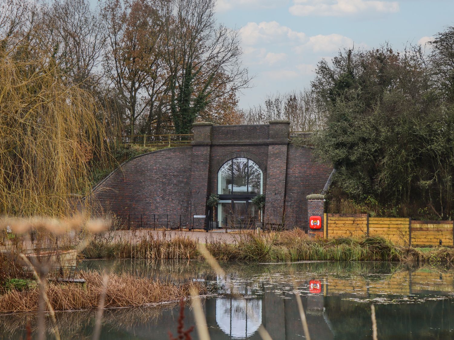The Tunnel at Bridge Lake Farm & Fishery, Oxfordshire. Hot tub. Perfect for couples. Stunning views.