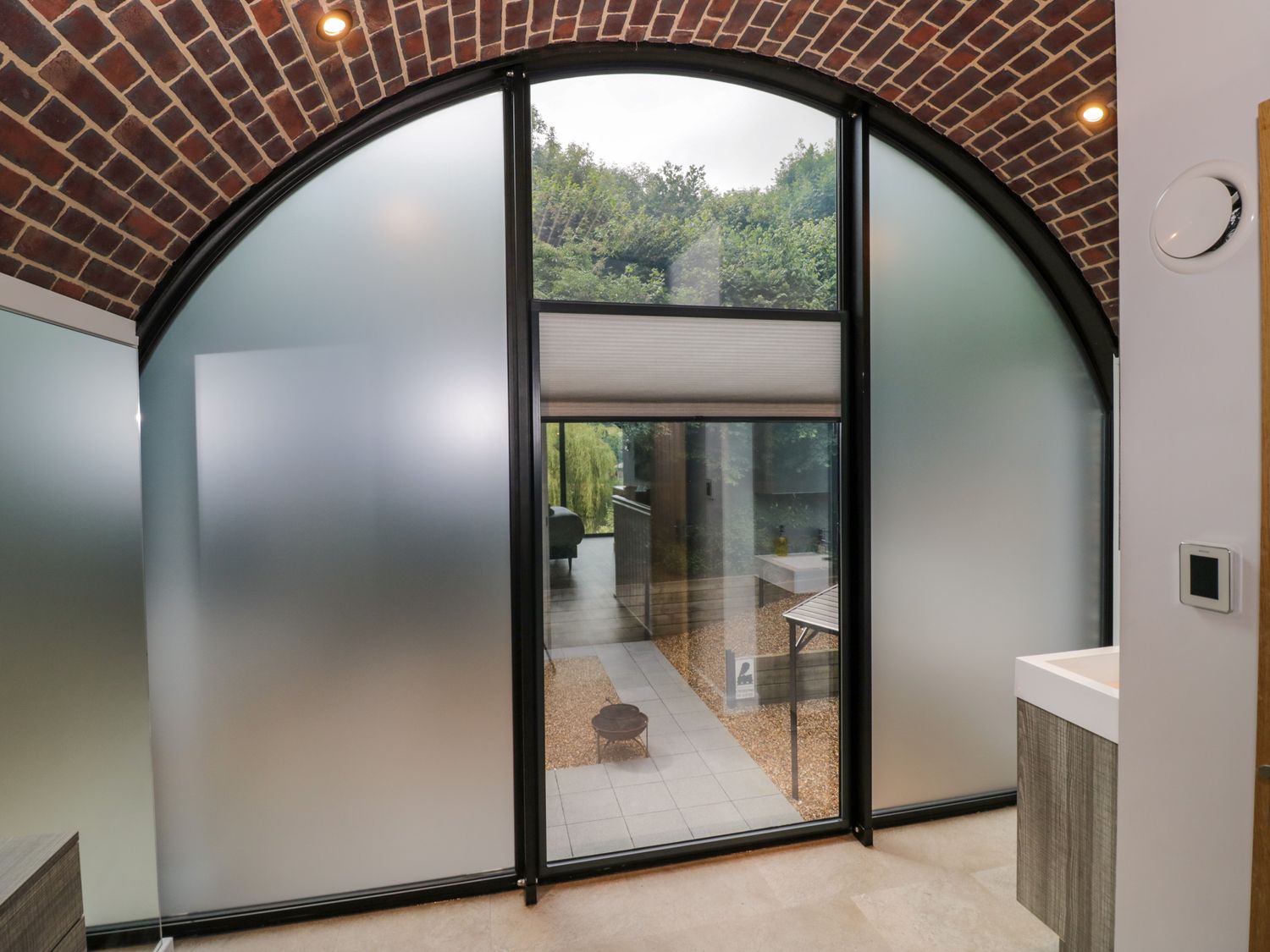 The Tunnel at Bridge Lake Farm & Fishery, Oxfordshire. Hot tub. Perfect for couples. Stunning views.