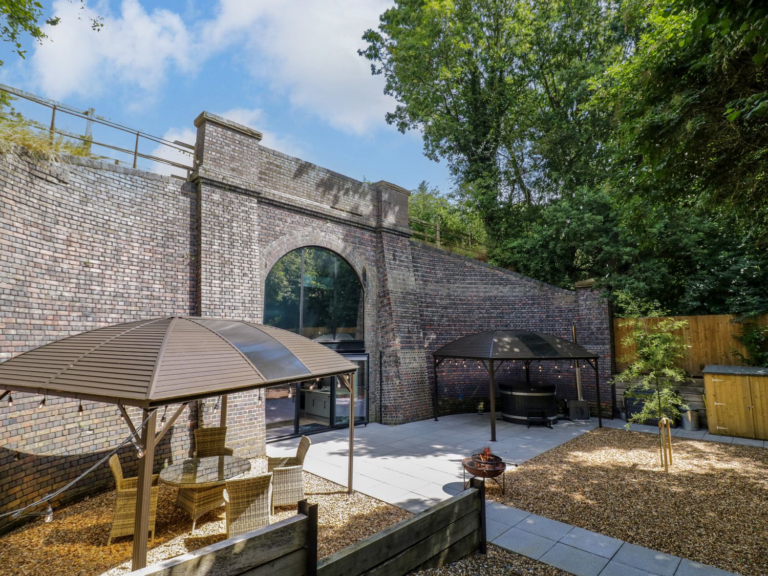 The Tunnel at Bridge Lake Farm & Fishery, Oxfordshire. Hot tub. Perfect for couples. Stunning views.