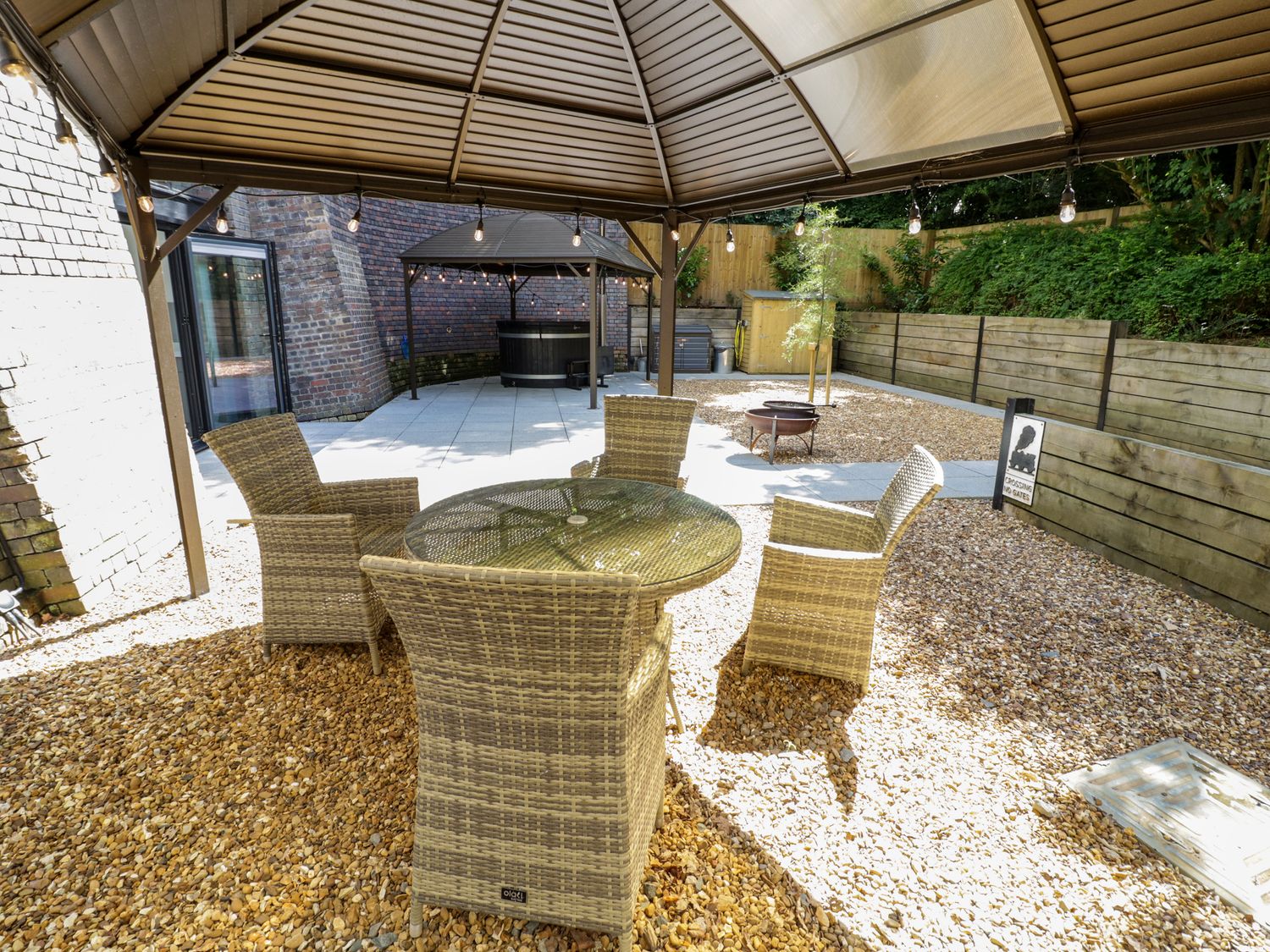 The Tunnel at Bridge Lake Farm & Fishery, Oxfordshire. Hot tub. Perfect for couples. Stunning views.