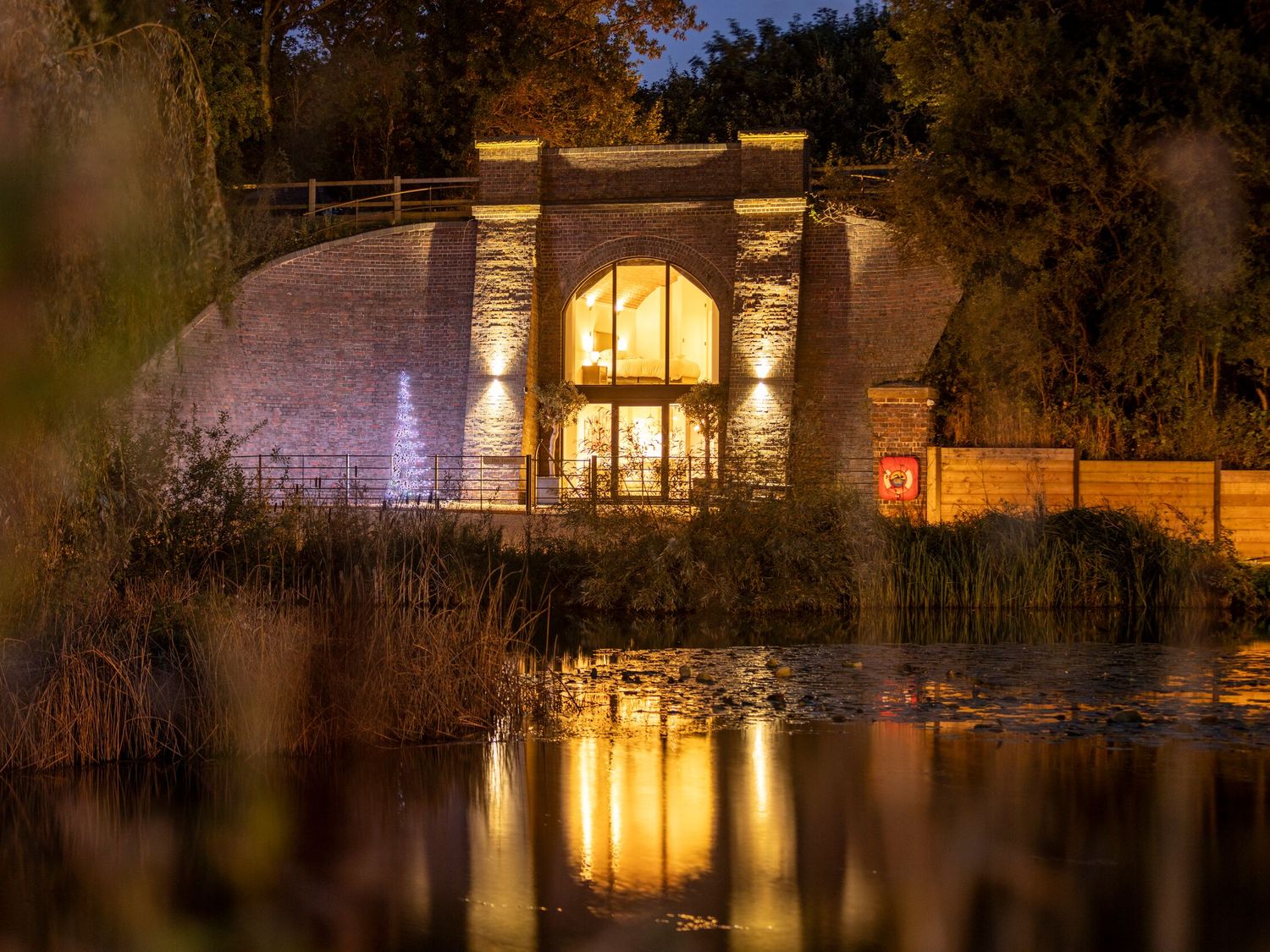 The Tunnel at Bridge Lake Farm & Fishery, Oxfordshire. Hot tub. Perfect for couples. Stunning views.