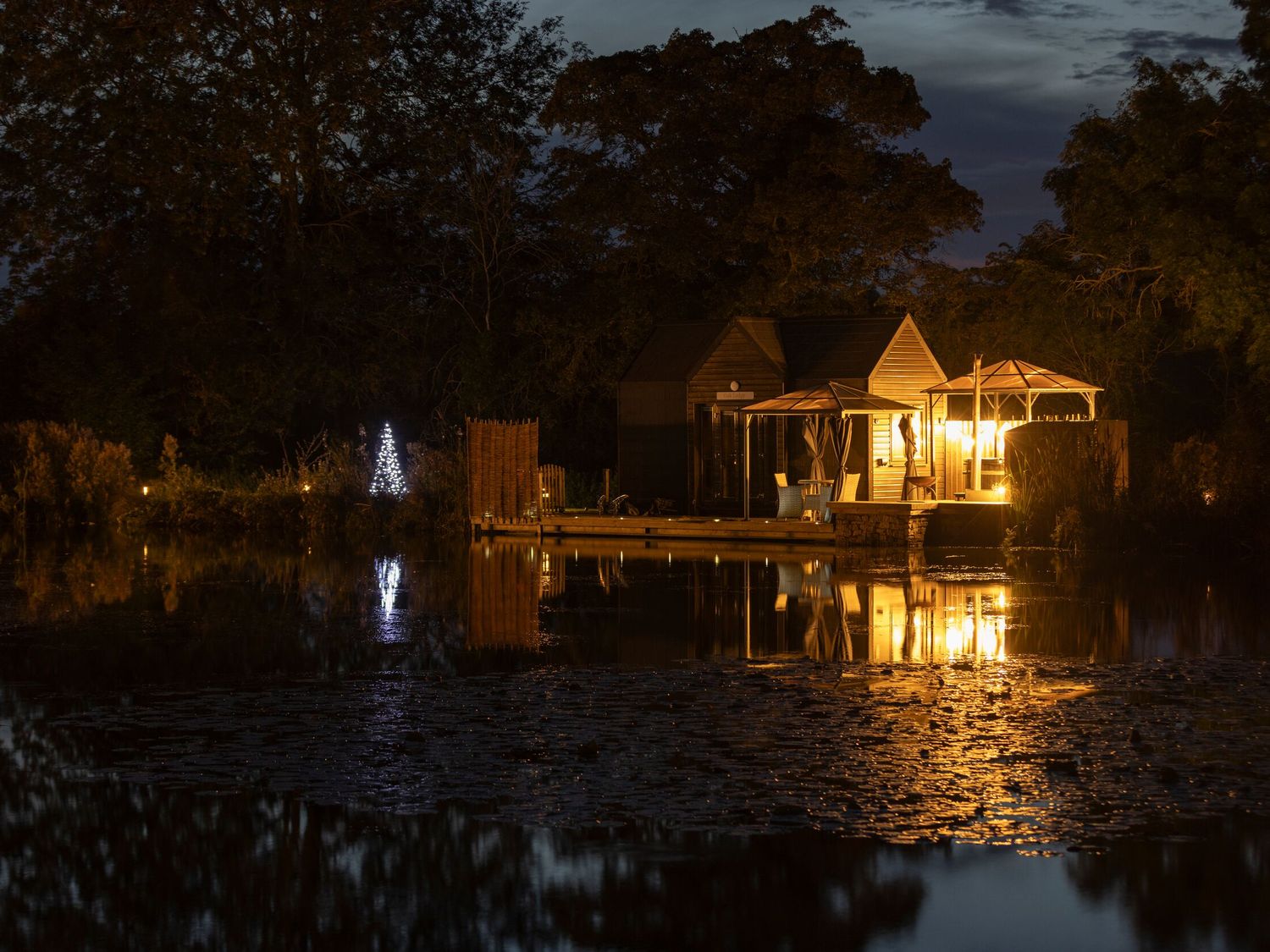 The Tunnel at Bridge Lake Farm & Fishery, Oxfordshire. Hot tub. Perfect for couples. Stunning views.