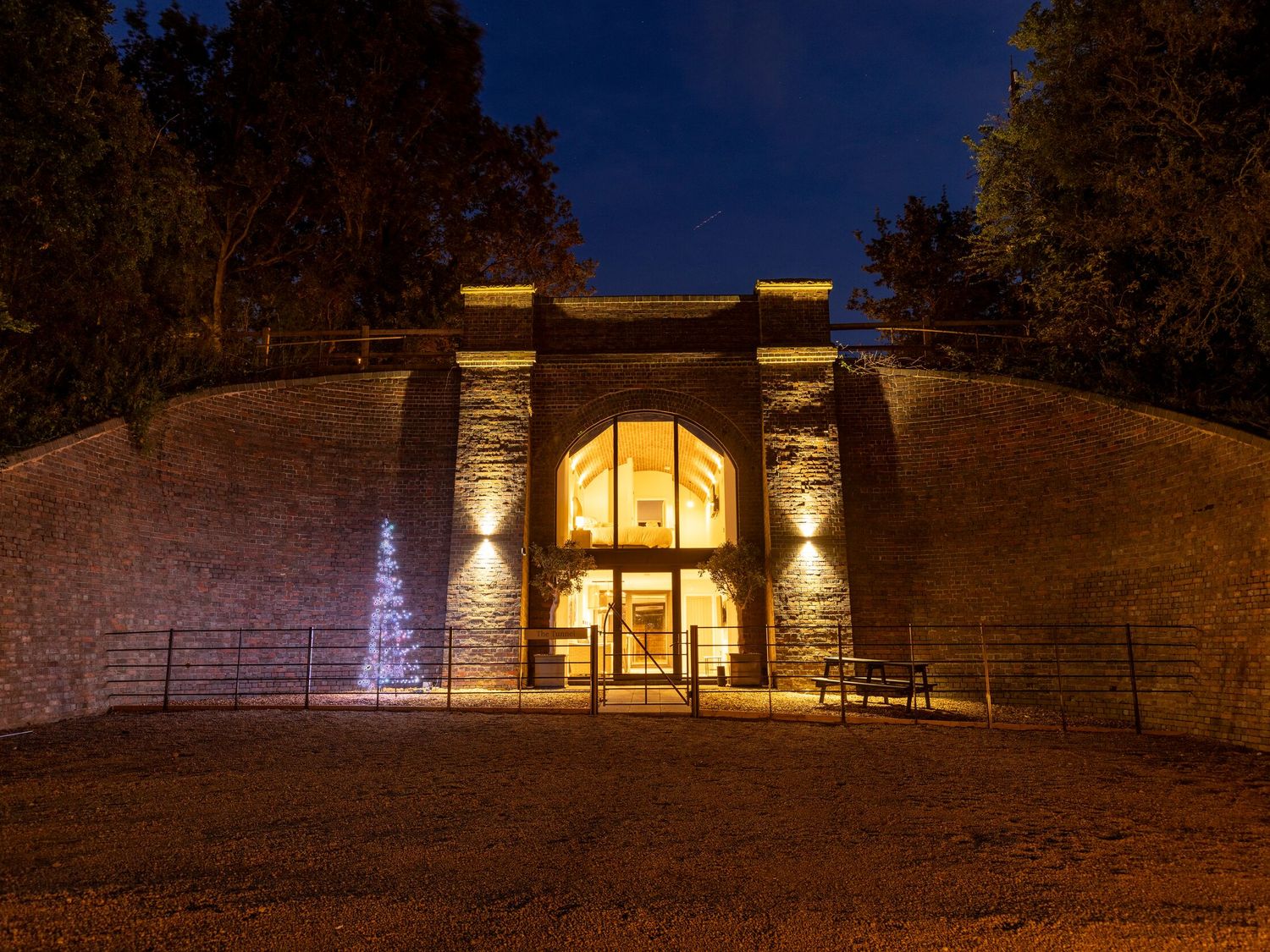 The Tunnel at Bridge Lake Farm & Fishery, Oxfordshire. Hot tub. Perfect for couples. Stunning views.