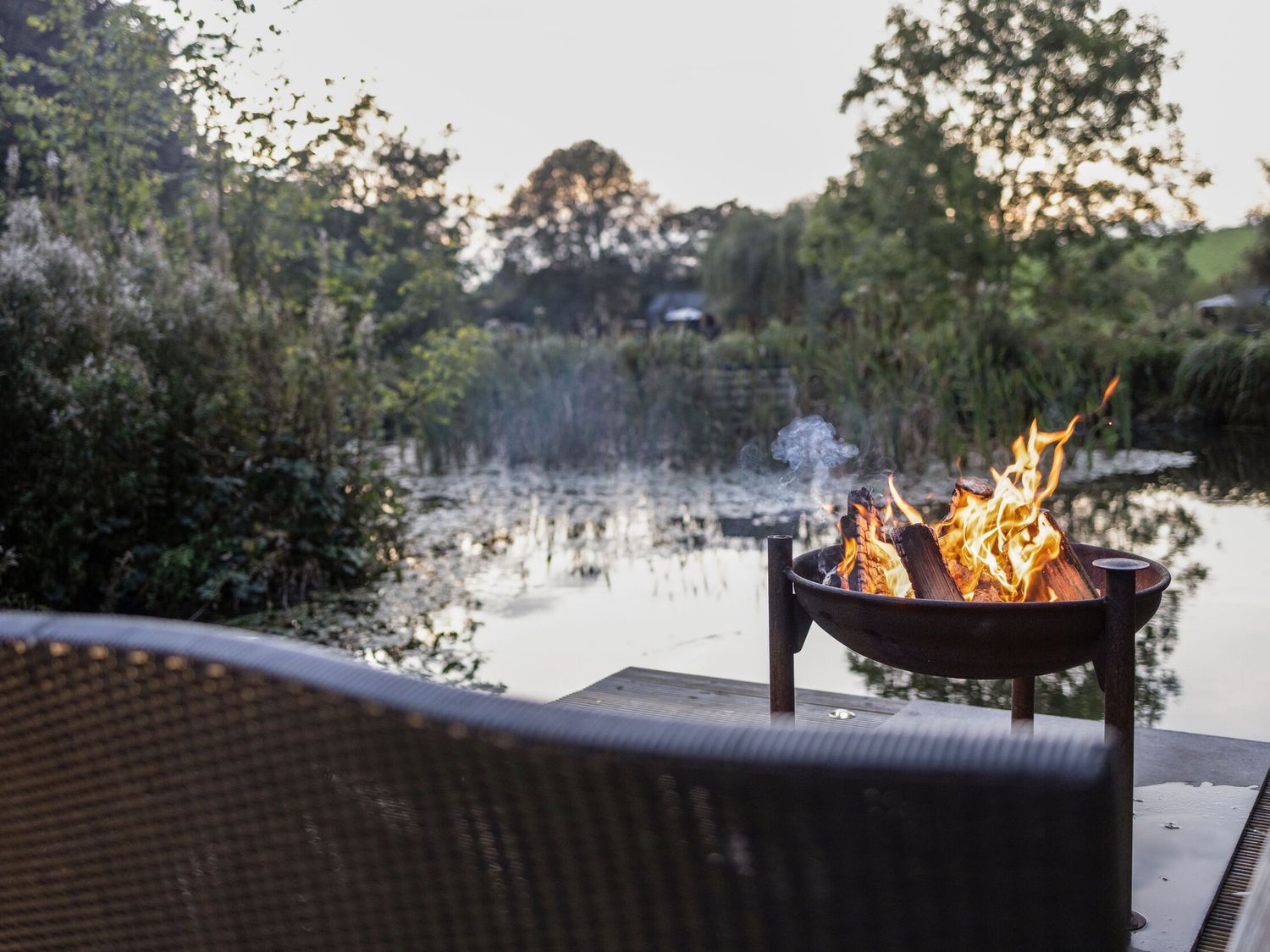 The Tunnel at Bridge Lake Farm & Fishery, Oxfordshire. Hot tub. Perfect for couples. Stunning views.