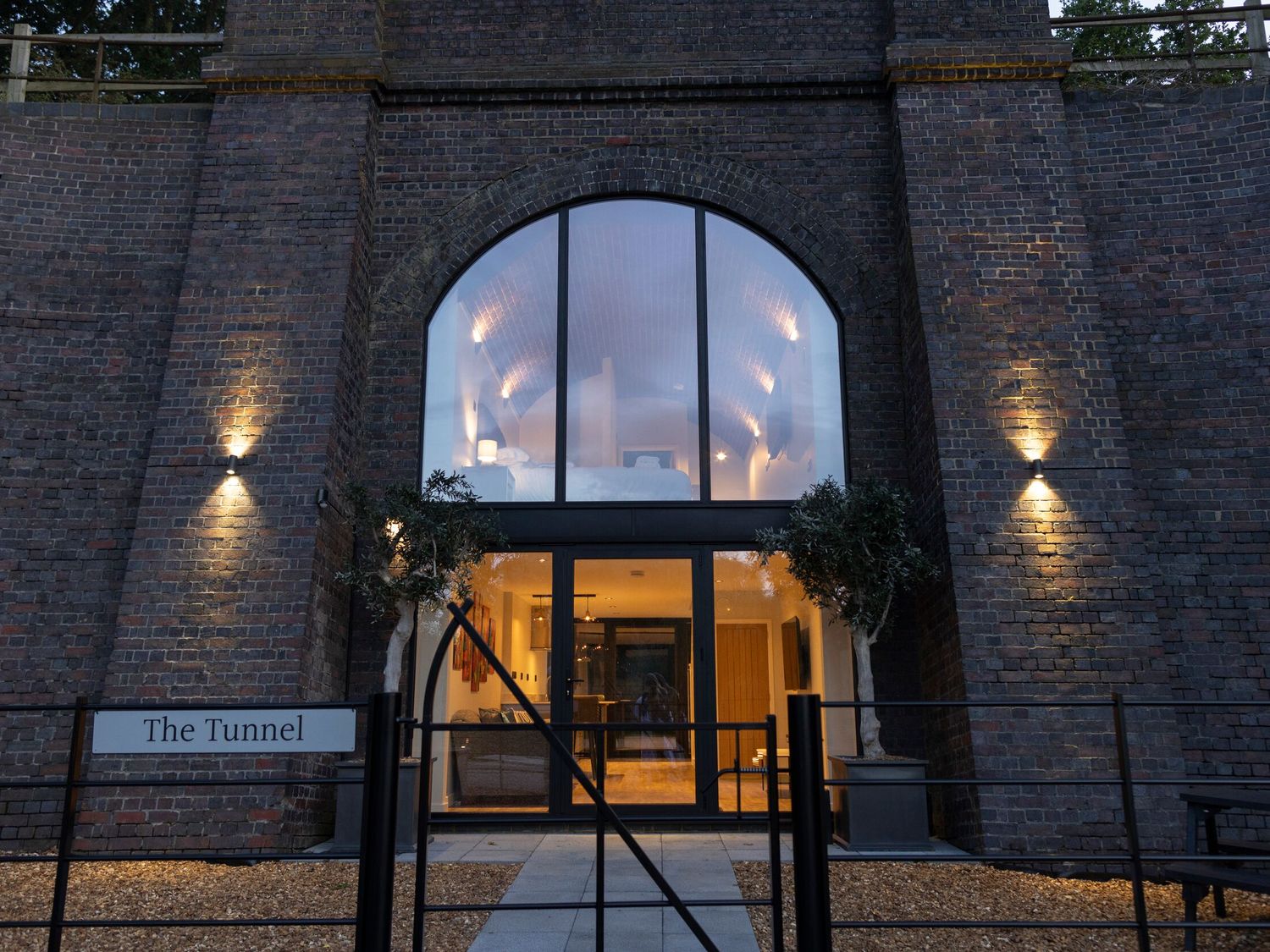 The Tunnel at Bridge Lake Farm & Fishery, Oxfordshire. Hot tub. Perfect for couples. Stunning views.