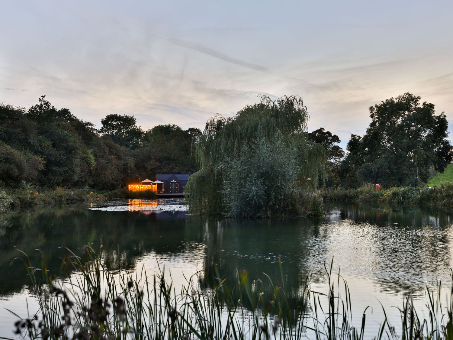 The Tunnel at Bridge Lake Farm & Fishery, Oxfordshire. Hot tub. Perfect for couples. Stunning views.