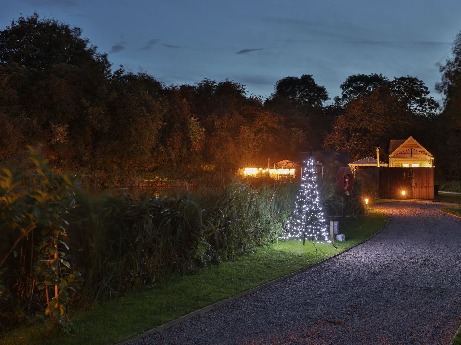 The Tunnel at Bridge Lake Farm & Fishery, Oxfordshire. Hot tub. Perfect for couples. Stunning views.