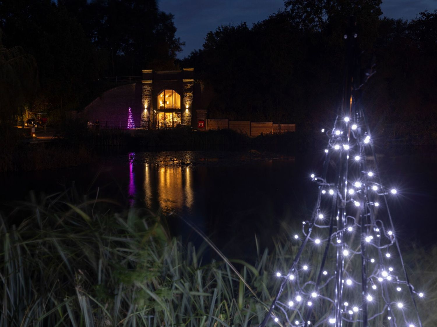 The Tunnel at Bridge Lake Farm & Fishery, Oxfordshire. Hot tub. Perfect for couples. Stunning views.