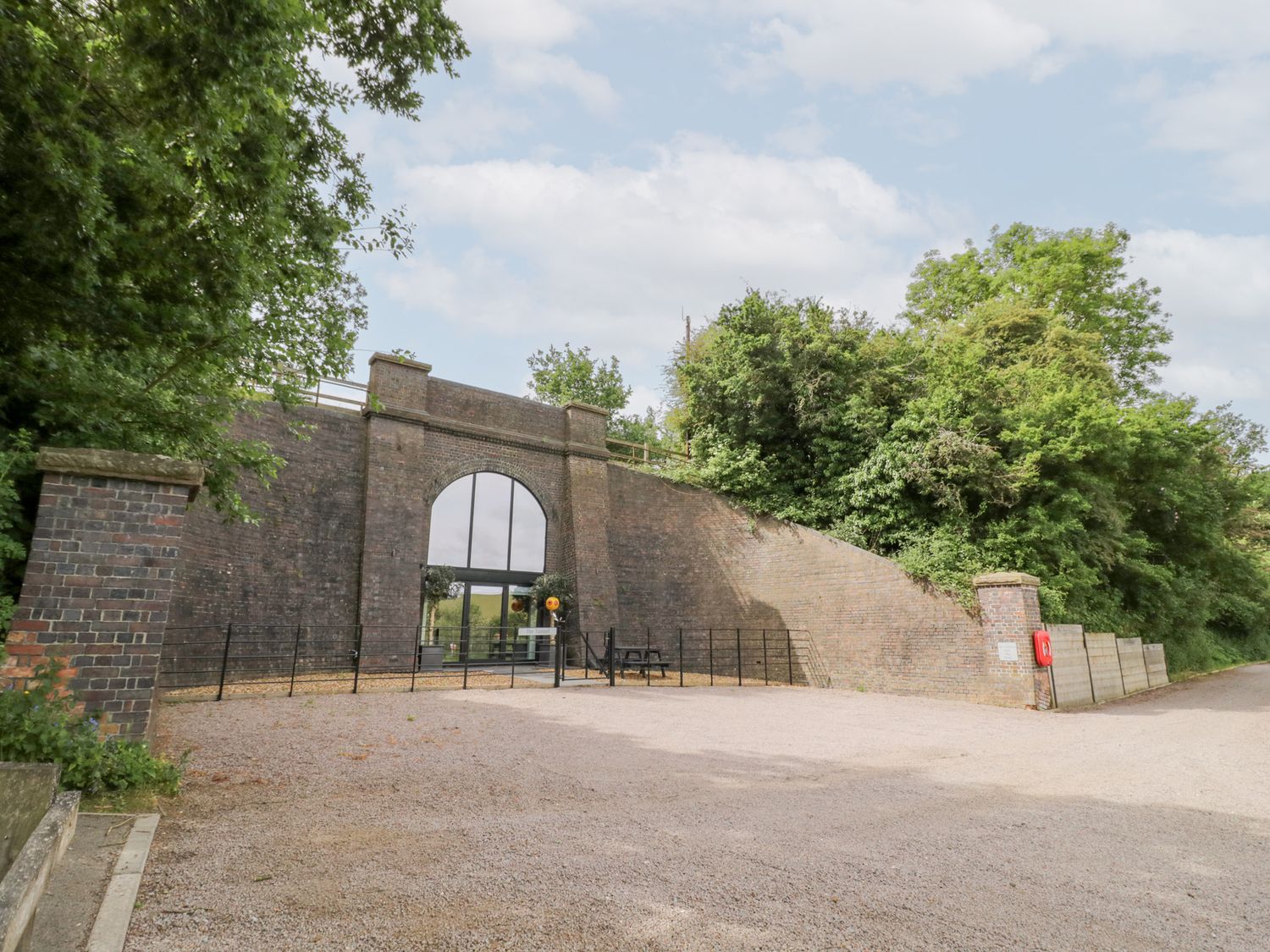 The Tunnel at Bridge Lake Farm & Fishery, Oxfordshire. Hot tub. Perfect for couples. Stunning views.