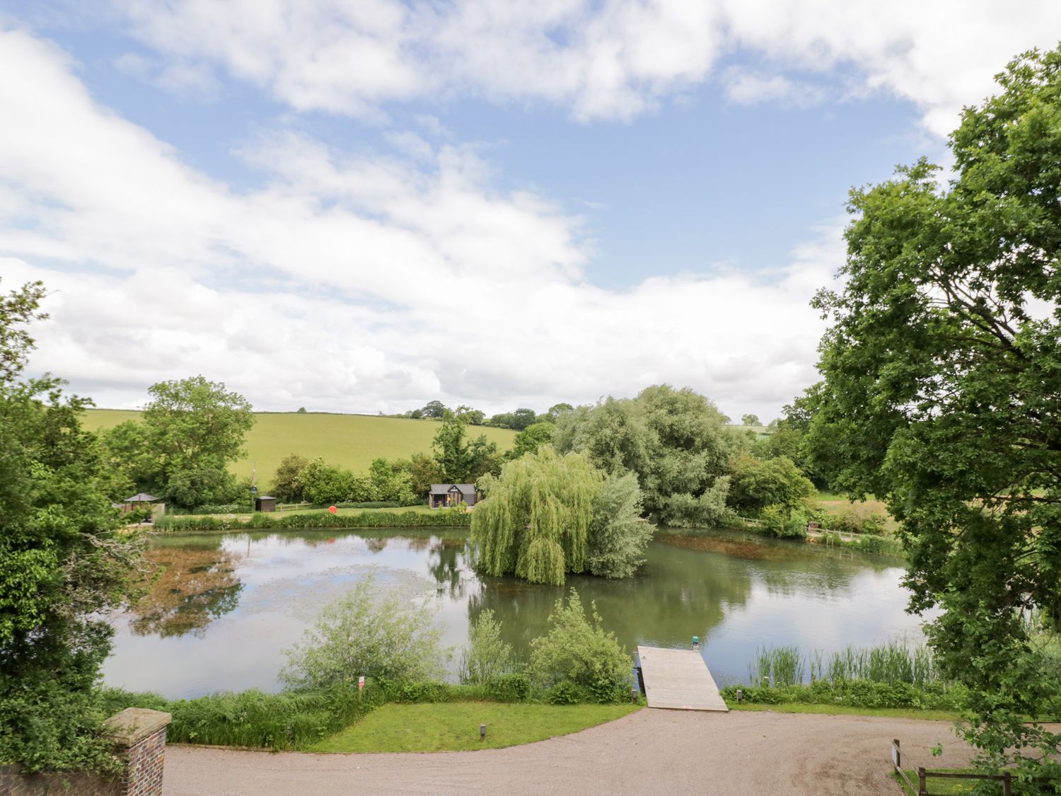 The Tunnel at Bridge Lake Farm & Fishery, Oxfordshire. Hot tub. Perfect for couples. Stunning views.