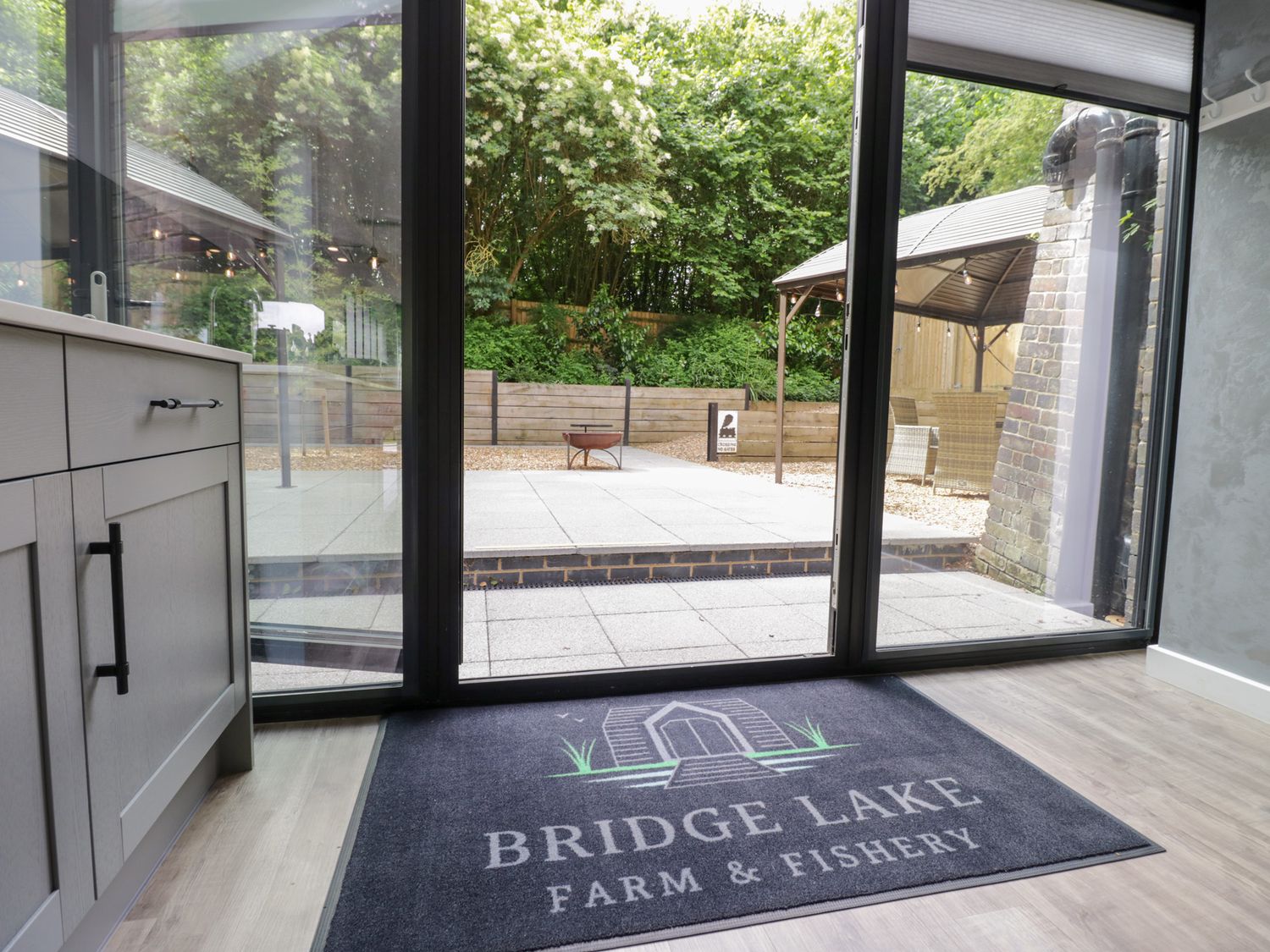 The Tunnel at Bridge Lake Farm & Fishery, Oxfordshire. Hot tub. Perfect for couples. Stunning views.
