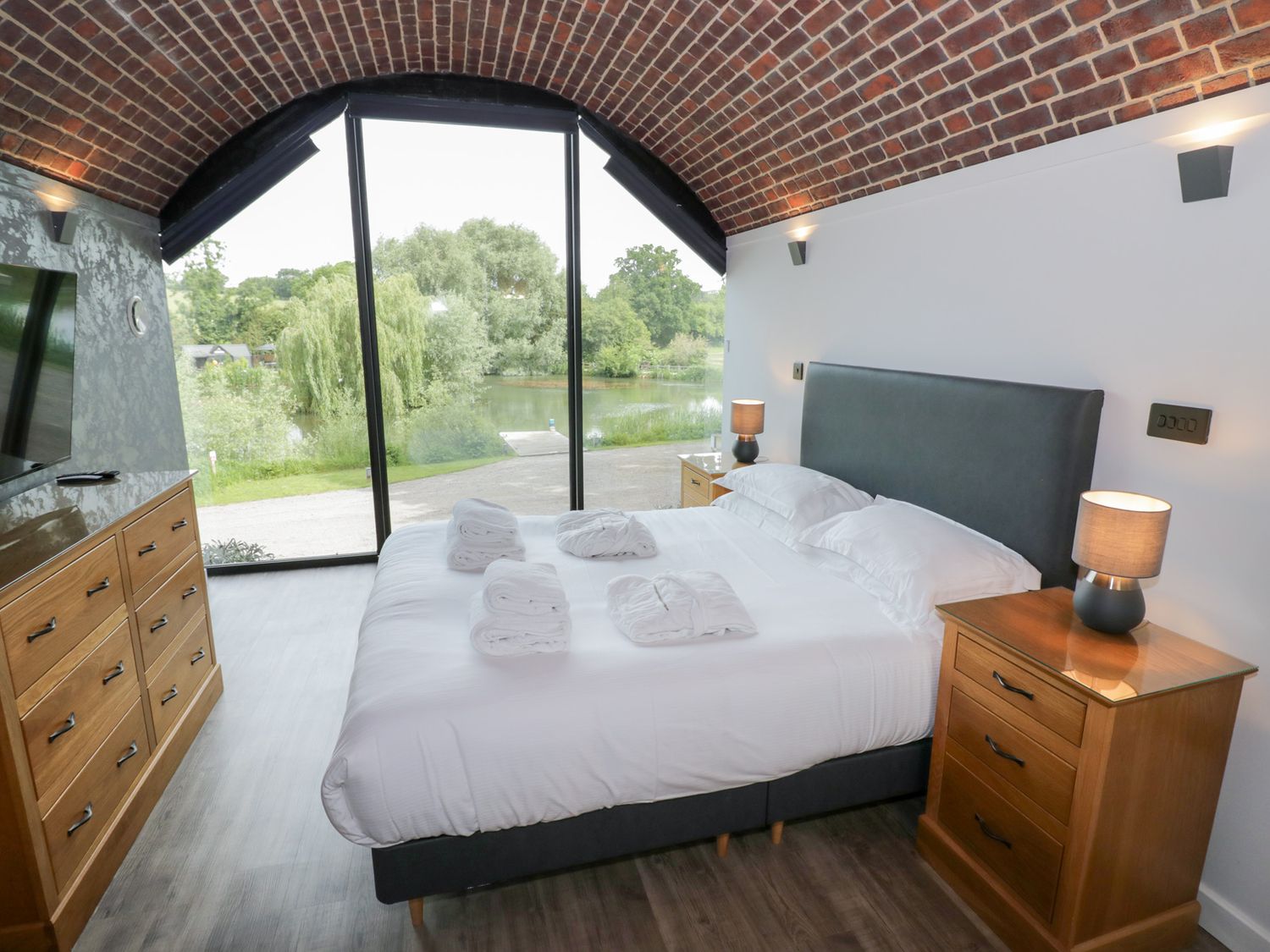The Tunnel at Bridge Lake Farm & Fishery, Oxfordshire. Hot tub. Perfect for couples. Stunning views.