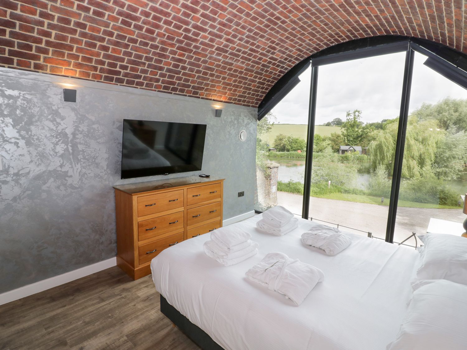 The Tunnel at Bridge Lake Farm & Fishery, Oxfordshire. Hot tub. Perfect for couples. Stunning views.