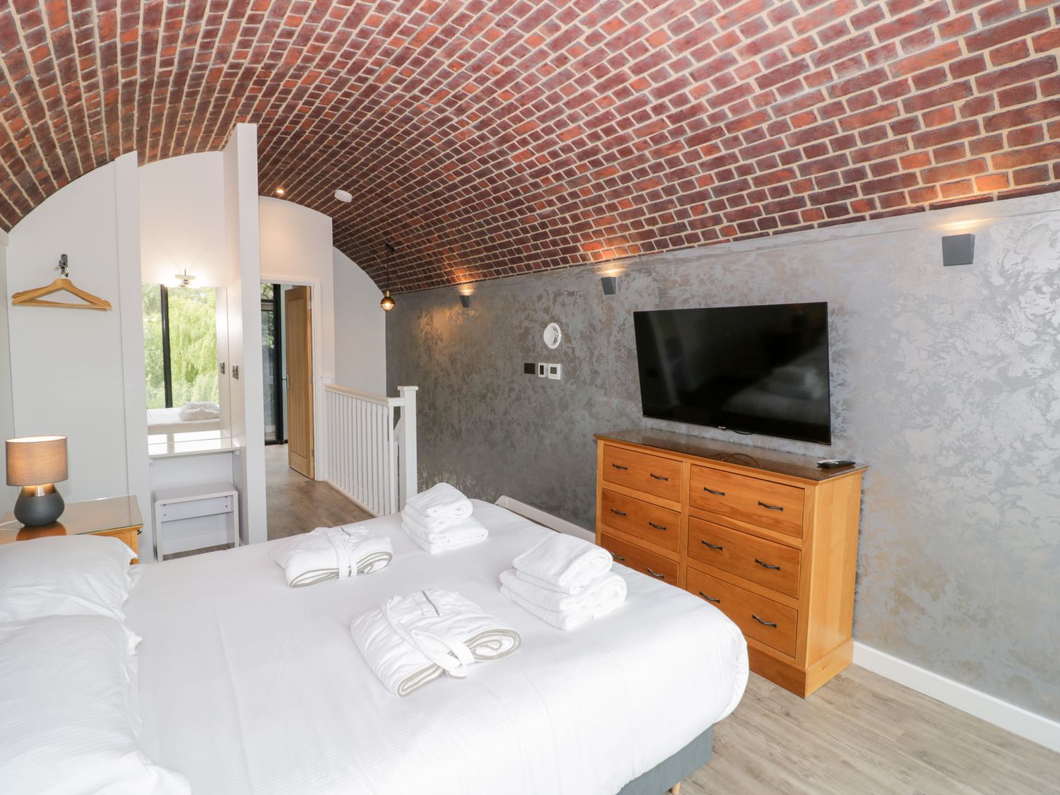 The Tunnel at Bridge Lake Farm & Fishery, Oxfordshire. Hot tub. Perfect for couples. Stunning views.