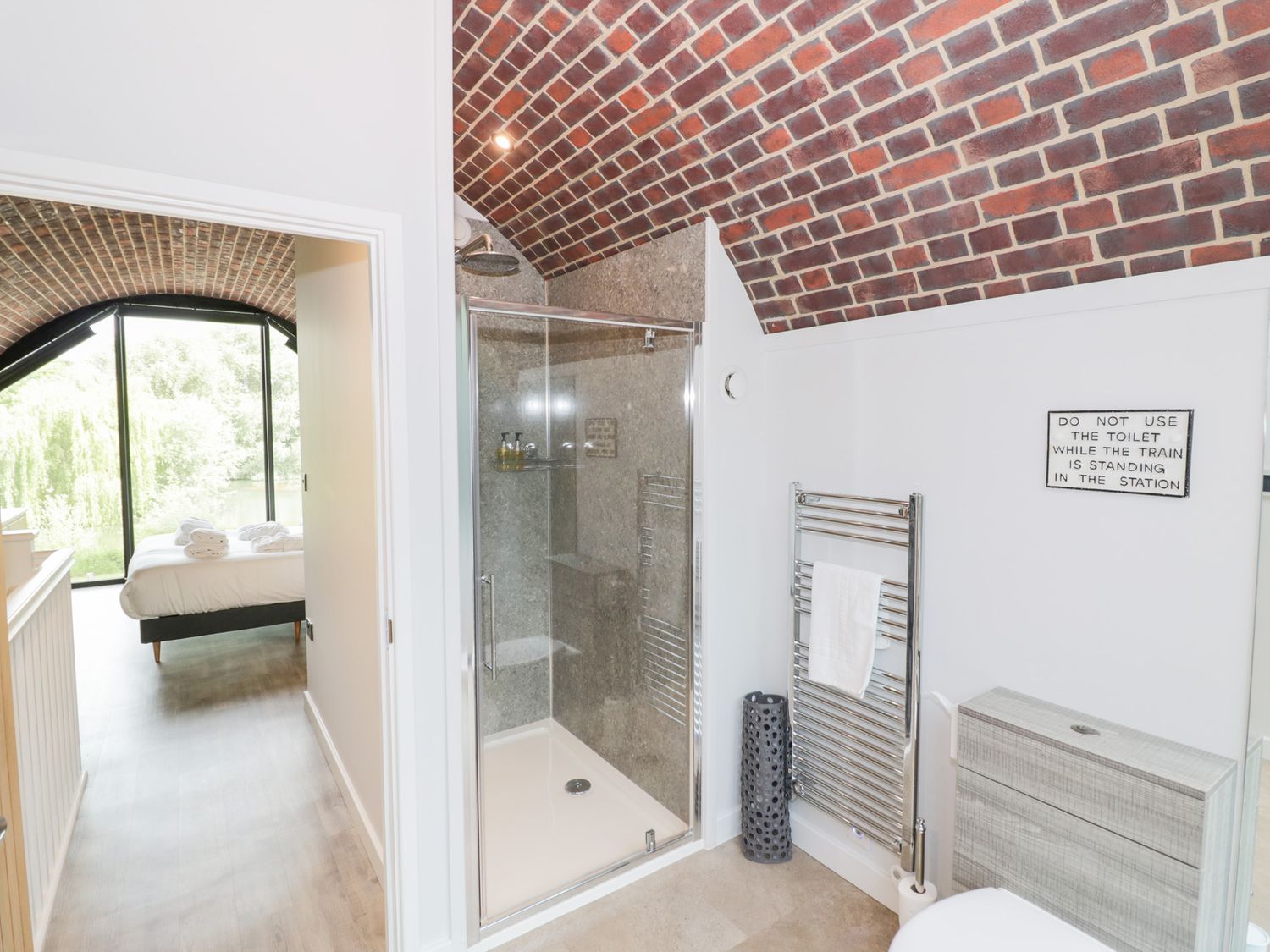 The Tunnel at Bridge Lake Farm & Fishery, Oxfordshire. Hot tub. Perfect for couples. Stunning views.