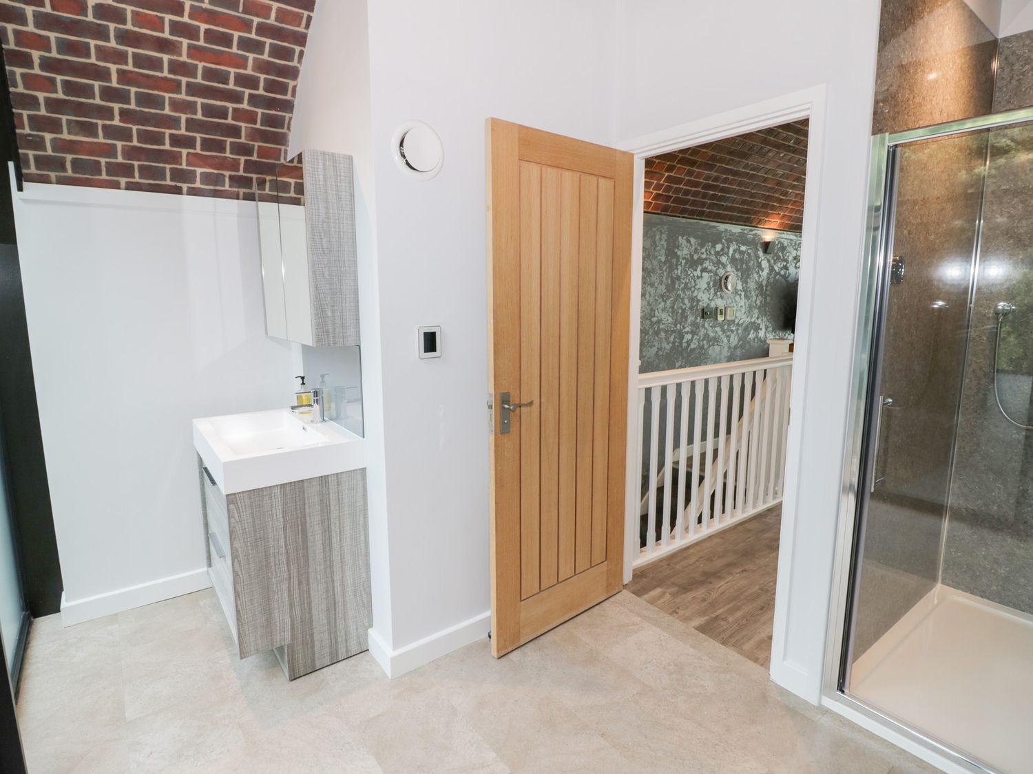 The Tunnel at Bridge Lake Farm & Fishery, Oxfordshire. Hot tub. Perfect for couples. Stunning views.